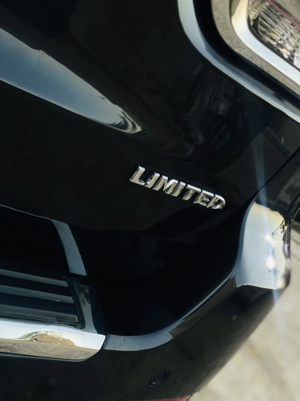 السلام عليكم 
للبيع فقط جيب شيروكي لمتد فول مواصفات موديل 2015 وارد امريكا حادثها بنيد مصبوغه صفحه السايق بامريكا السياره جاهزه من كلشي محرك 3600 ماشيه 150 الف مايل رقم بغداد بأسمي السعر 160 بيها مجال العنوان بغداد اليرموك 
***********
