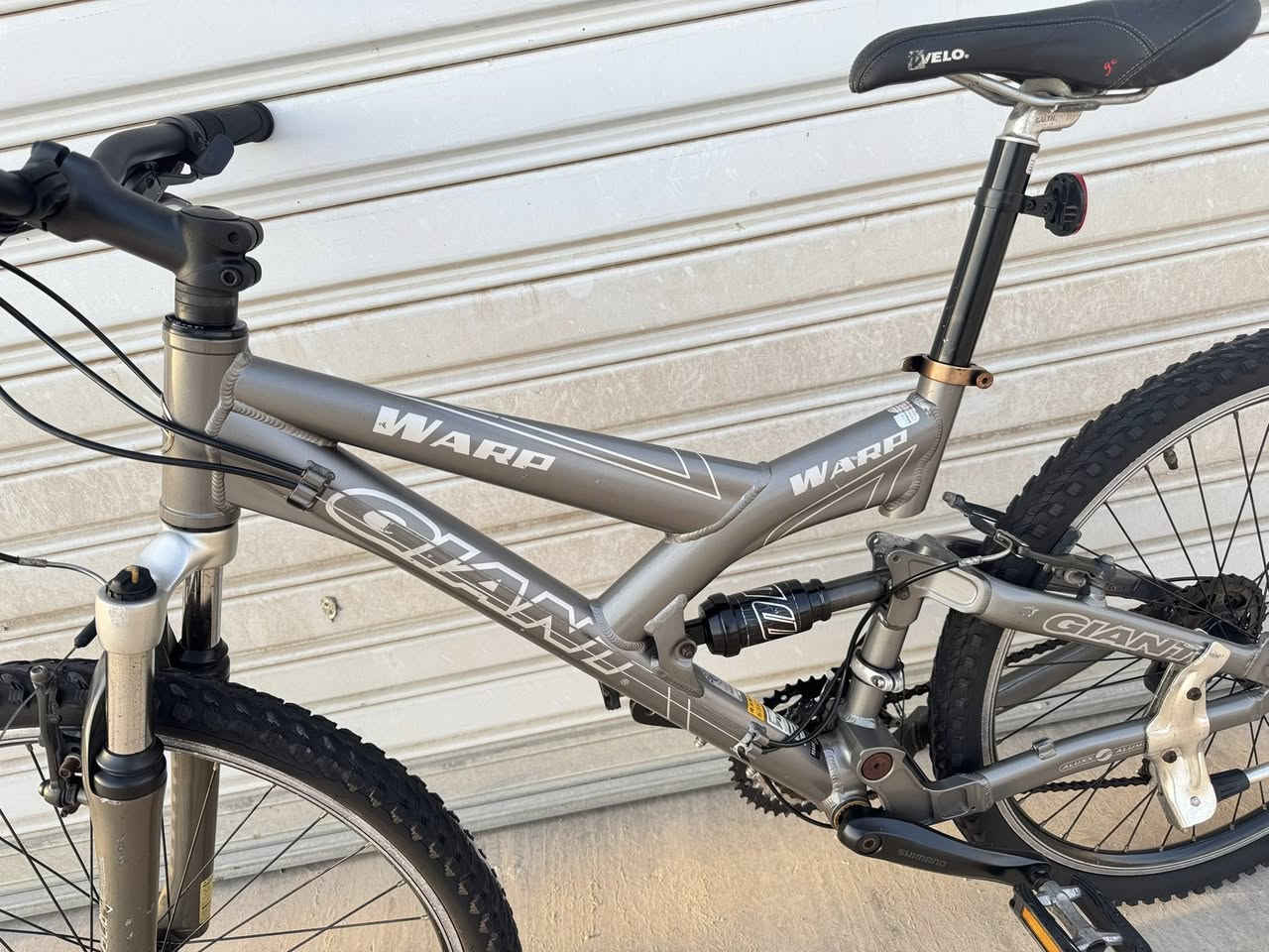 السلاًم عليكًم اخًواني الغواليً عنديً هذيً ماركةً (GIANT) غني عن التعريف حجم 26 جبلي دبلين 
قياس S معدنه المنيوم سستم شيمانوا التوس 
نمره 3/8 بدلته سحب دفع شيمانوا صنع تايوان 
سعرهاا 250 الف وبي مجال ونظفتها شوفت عينك 
الدراجة رمبه ممستخدمة بل عراق الاستفسار  *********** تتوفر خدمة توصيل لجميع 
محافظات العراق وتحياتي للجميع
