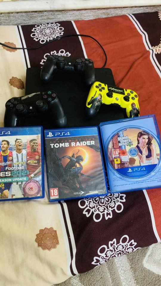 بلي ٤ سلم ذاكرة ٥٠٠ للبيع في كربلاء نضيف ما مفتوح اخو الجديد مع ٣ يدات والاقراص كلمن وسعرة البلي واليدات ب٣٥٠ للتواصل *********** مكاني حي العباس
