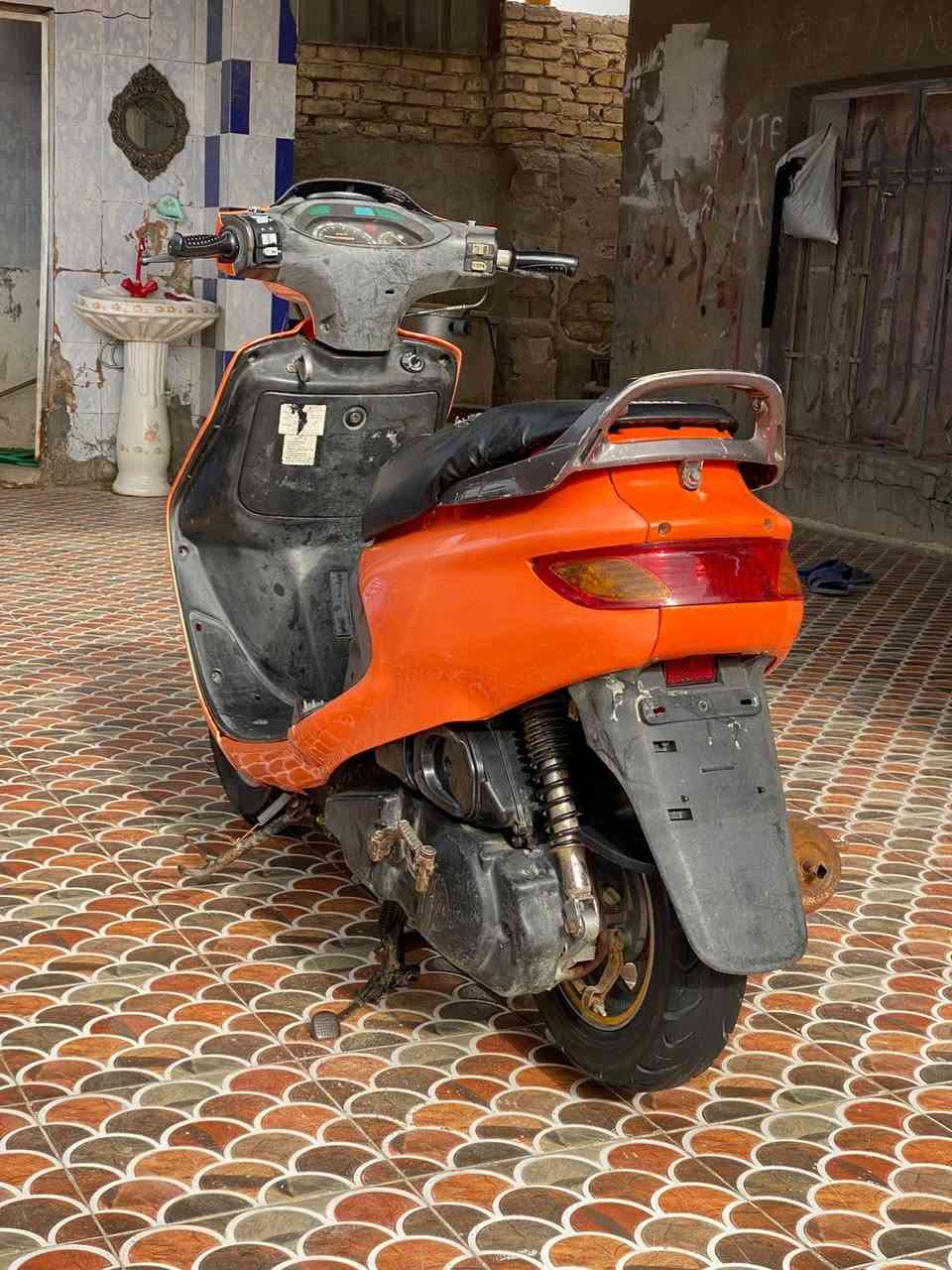 سلام عليكم اخوان
دراجه فراشه للبيع 

الدراجه مال حاويه ونضيفهة حيلل 

سلف شغال هورن لايت بك لايت صطاب لايت لايت عالي ناصي حساسات بريك كهربائيات كامله الدراجه حلوة ونضيفهة مكينه بعدهي بطنهة صفره لا نضوح كابريتر جديده شلعه معدل شرط لا دخان ولا تبخير ولا صوت  يعني بس حط بانزين وحرك وين ما تريد شرط النعومه مكاني ديوانيه دغاره حي لشرطه قرب اسواق بغداد التفاصيل اكثر اتصال  *********** بيه واتساب او علق واني اجيك خاص
