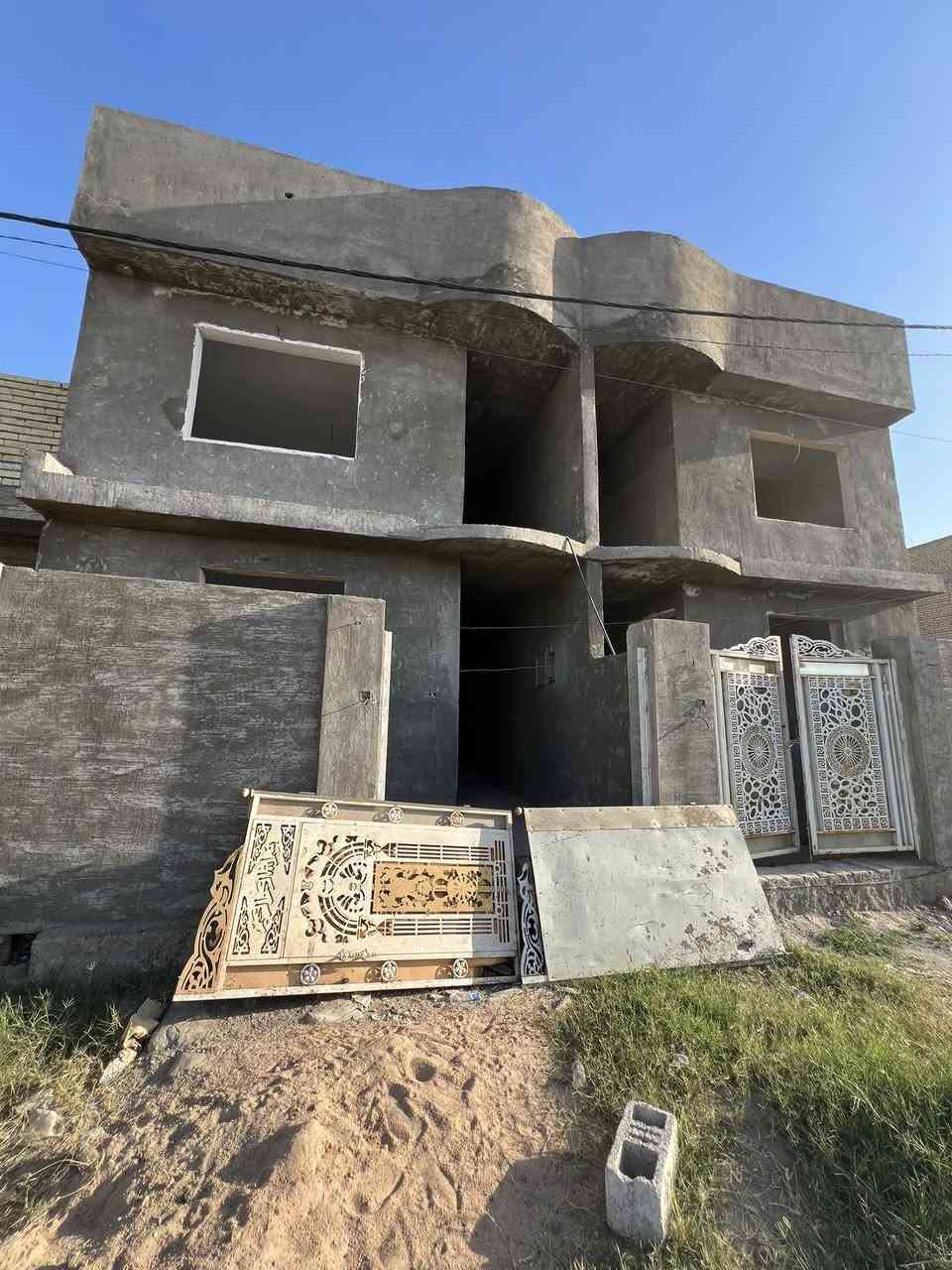 على بركة الله تتوفر مشتملات طابو ملك صرف المساحه ١٢٥.  الواجه ٦ وربع
قريبه علا تبليط وسعره مناسب كلشش 
خلف ثانوية بغداد باقي التفاصيل *********** غرفتان استقبل مطبخ كلشي تكدر تسحب علا بيت
