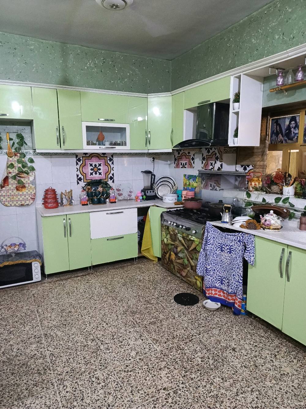 دار للبيع الانبار رمادي حي التأميم..
مساحه 200 طابقين يحتوي ع 5 غرف نوم صاله واستقبال و3 حمامات مطبخ