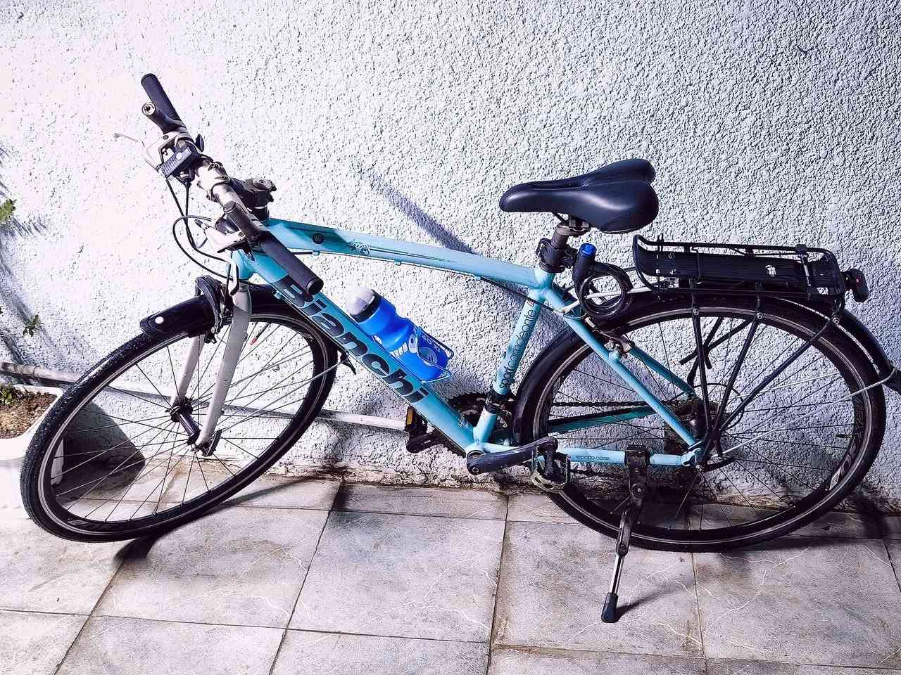 بيانكي (Bianchi) إيطالي أصلي 🇮🇹
للراغبين بالتميز، دراجة Bianchi إيطالية المنشأ، نظيفة جداً وجاهزة للترفيه والترحال.

المواصفات:

الإطار (Frame): ألمنيوم خفيف جداً، قياس 50.

التواير (Tires): حجم 28 (عرض 28/700)، وتتحمل شد لحد 35.

نظام السرعات: شيمانو (Shimano) بالكامل، 3×8 نمر (سحب ودفع).

الملحقات: سباية ترحال ألمنيوم، قفل أمان، لايت أمامي وإشارة خلفية، مطارة ماء مع حاملها، وسرج طبي مريح.

الحالة: الدراجة نظيفة جداً (مختمة بيانكي) مع بعض التكحيلات البسيطة في المصبوغ كما موضح بالصور.

السعر: 450 ألف دينار 

العنوان: بغداد - سريع الدورة - مقابل شارع 60.

للتواصل والاستفسار، يرجى المراسلة على الخاص.

***********‬‏ واتساب
