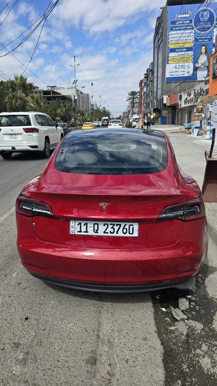 تسلا 2023 امريكي ماشيه 45 رقم بغداد بسمي 
سياره جديده ما بيها اي نقص نضيفه مال جناي صورت حادثها موجوده ويا صور السعر 155 بيها مجال للشراي 
الاستفسار *********** مكاني بغداد السيديه
