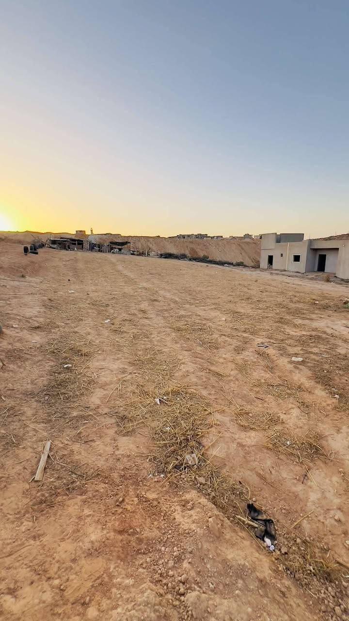 ✅ منزل للبيع في ترهونة – حي القانون | فرصة ممتازة للسكن
🏠 الموقع: ترهونة – حي القانون، قريب مدرسة السائح أبو كليش  سعرها 250الف
قطعه ارض مساحتها 600 متر  سعرها  150
📐 تفاصيل العقار:
 • مساحة الأرض: 500 متر مربع
 • المسقوف: 200 متر مربع
🏡 مكونات المنزل:
 • 3 غرف نوم (4×4 متر)
 • صالة نسائية (7×4 متر)
 • مربوعة رجالية (5×4 متر)
 • مطبخ (4×4 متر)
 • حمام داخلي (2.5×1.5 متر)
سعر 250.000 رقم الهاتف 0923543947


**إذا كنت صاحب هذا الإعلان وتريد حذفه لأي سبب، رجاءا أرسل رسالة إلى الدعم الفني**
