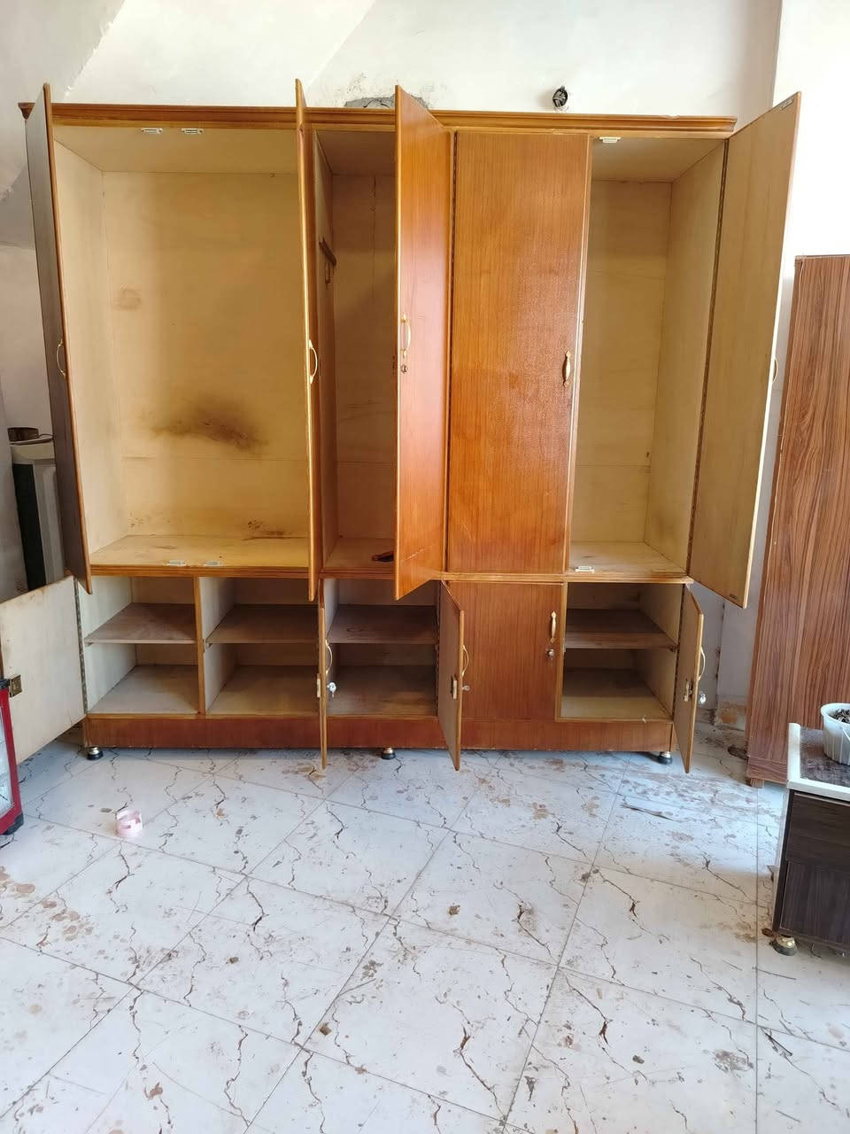 كنتور سليمانية ٣ امتار قطعتين مترين ونص فول نضافة سعر ٢٢٥ مجال قليل للشراي مكان كركوك
*********** كركوك, العراق
