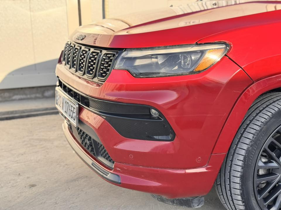 Jeep compass red edition 
جيب ريد ادشن كومباس 2023￼
اعلى فئة فول مواصفات 1/1 (للبيع)

المواصفات .......
مكينه 2000 تيربو *المرغوب

كير 9 نمر
كشنات جلد كامل
كشن السائق والراكب كهرباء
تدفئه تبريد بالكشنات الاماميه
تدفئه بالكشنات الخلفيه
تدفئه ستيرن
كشنات خزن
سستم صوت alpine 
مرايه وسطيه كهرباء + رادار
شاشه ديجيتال 
شاشه جبيره تربط apple carplay بدون واير
رادار 360 
مثبت سرعه
مثبت مسار
مثبت مسافه امان 
بريك طوارئ
اوتو ستارت ستوب
تبريد قطعتين
بانوراما
صندوك كهربائي 
دمام خلفي 
صندوك يفتح بتمرير القدم
دفع رباعي
جام فول اوتو
حساسات خلفيه
مانع انزلاق
3 اوضاع قياده ( اوتو . رملي .ثلجي )
هاند بريك بصمه
تشغيل عن بعد 
لايتات زنون ام العدسه 
ويل 19 
بك لايت Led
ماشيه 25  ميل
وبعد هواي بيها مواصفات 
حادثها فقط بنيد مبدل وصور الحادث موجوده 
ايرباك سستم

الناصرية مركز الناصرية الشموخ 
***********

