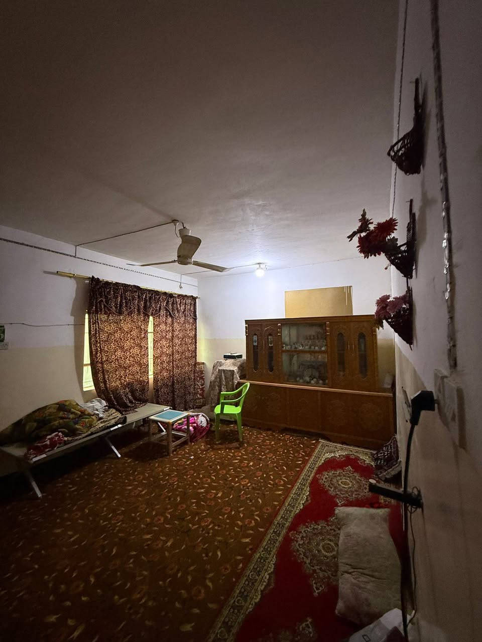 الدار للبيع المساحه ٤٠٠ م طابو صرف الموقع حي الحسين شارع ٣٠ م ثاني بيت عن الشارع العام يتكون من ثلاث غرف وصالة ومطبخ وحمام واستقبال وثلاث حدائق ومحل سوبر ماركت الشارع تبليط موقع تجاري السعر ٢٢٥ بي مجال بسيط مراجعة مكتب ابو ازهر الجرياوي للعقار الجمعيه مقابل اسواق حاتم غازي الاتصال على الارقام التاليه 
***********
***********
*********** بالتوفيق إنشاءالله
