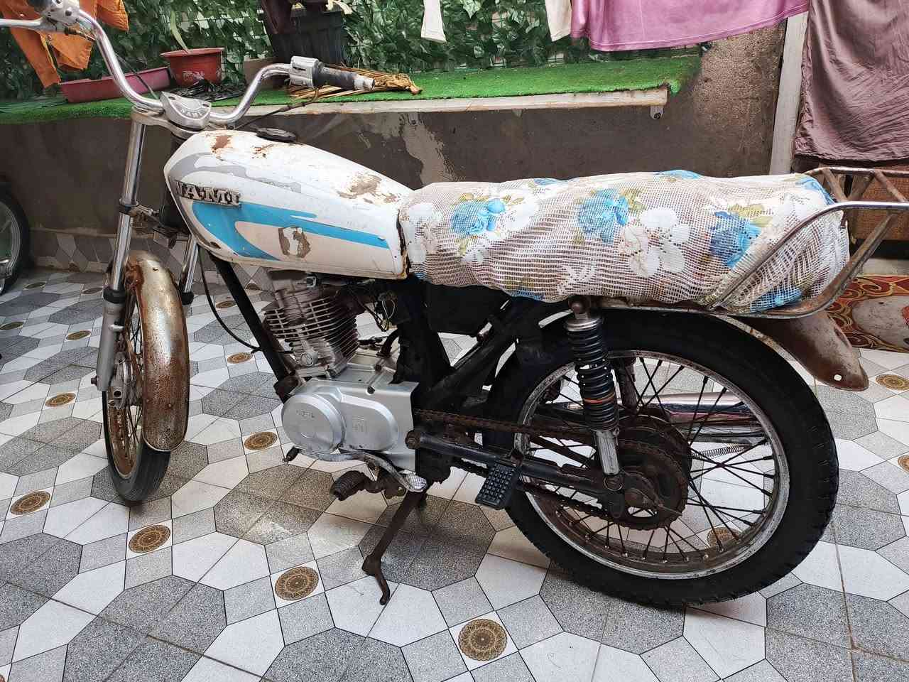 السلام عليكم دراجه نامه ادوات ،..ادوات مكفولة من السرقه تشتغل بس ادخن ابيع كومه حديد السعر 125قفل قفل العنوان حيانيه مدينه الشعله الاستفسار على الرقم ***********
