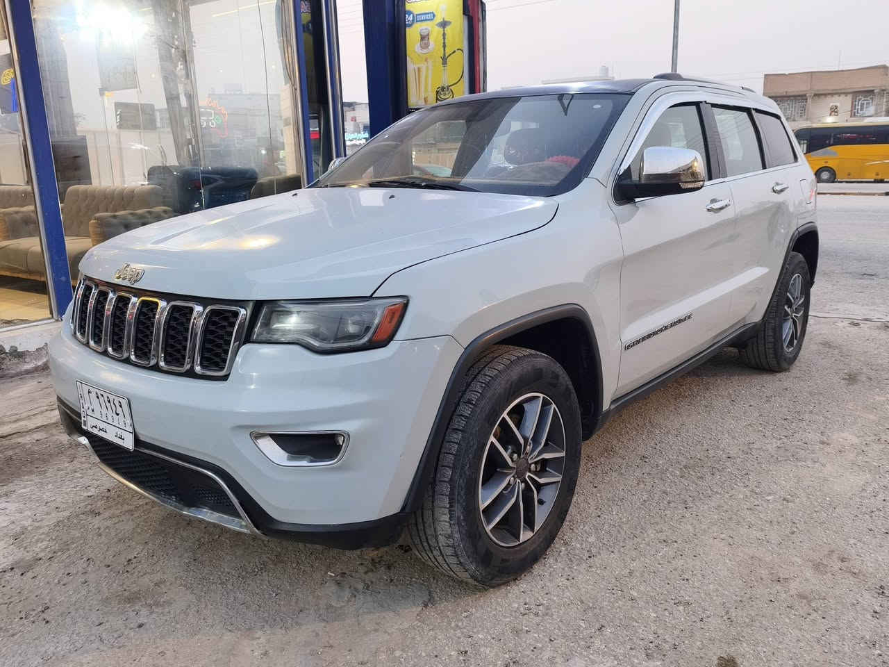 السلام عليكم ورحمة الله للبيع جيب شيروكي فول لمتت صبغ عام وسعر مناسب جدا ***********
