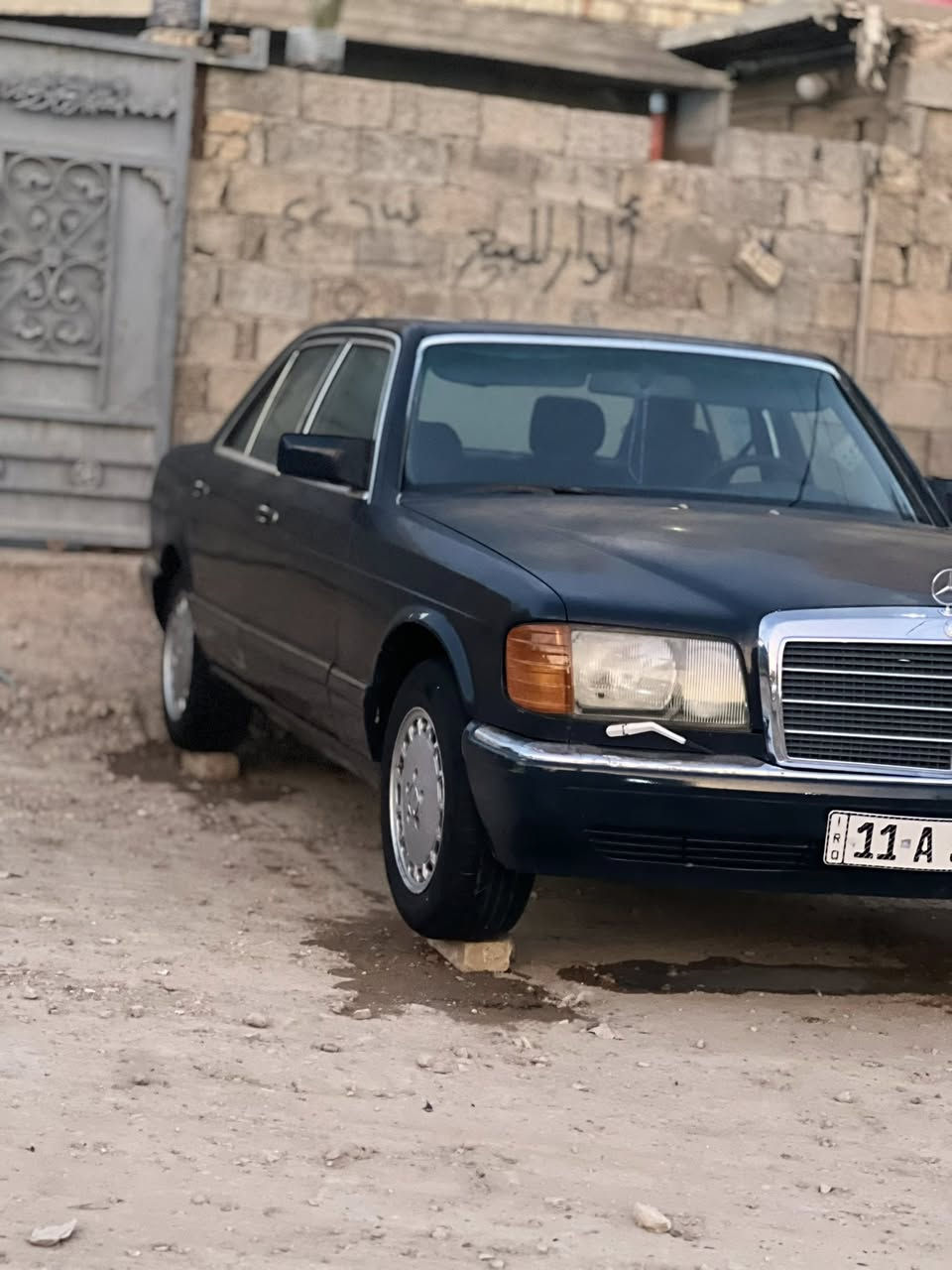 السلام عليكم مارسيدس رئاسي موديل1987 باب قصير مصبوغه جماليه بدون حادث السياره محور ففتي 3000 بسمي سنويه 2031 تايرات جديد حداديه امامي وخلفي جديد كهربائي شغاله كلهم سلايت شغال بس ليطه وحده طاكه يصعد وينزل عادي داخل جديد نضيف تحويل ثاني يوم مكان السياره بغداد البلديات 
#السعر 60وبيهة مجال قليل ***********
