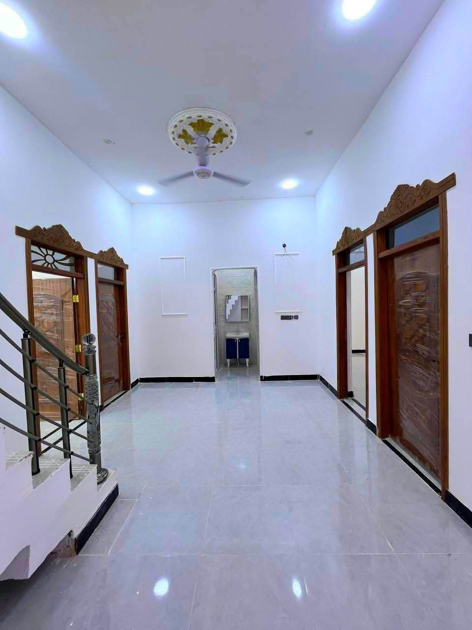 احبتي دار سكن 200 م  3 غرف/ مقابل صناعية حمدان/ دقايق عن مركز المدينه***********
العقار نموذج 25 وعلى شار 12 متر ويبعد عن السايدين مال الصناعية 700 متر    ((بسعر 130 وبي مجال ))

يحتوي 3 غرف وديوان وصالة ومطبخ وصحيات داخل خارجي 
وكراج وحديقة  

العمل بجودة راقية ومرتبة ((بسعر 130 وبي مجال*********** البصرة, العراق
