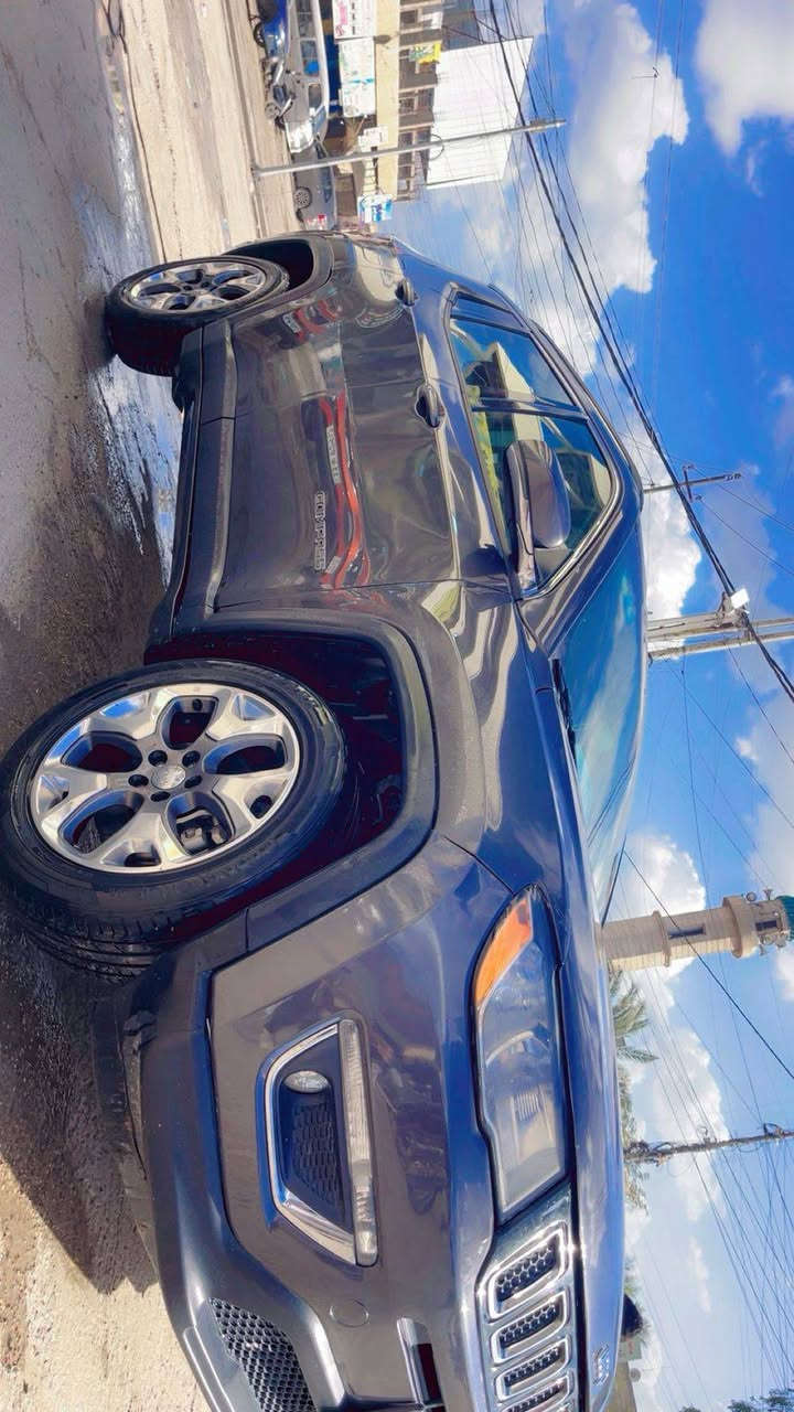 2021 Jeep Compass, Limited
اخوان للبيع كومباس 
2021 Jeep Compass, Limited
وارد امريكي حادث طفيف والسيارة
جاهزه من كلشي وتراي لدهوك

مواصفات السياره معروفة
تشغيل عن بعد
سايد بريك بصمة
نقطه عمياء بالمراية
دفع رباعي
شاشة كبيرة
كشن كهرباء
ماشية 72000

الصور مال اليوم مو قديمة
وبالحقيقة بعد احلى

السعر 12.400 
يعني 124 ورقة
بيهه مجال حگ الجيه مو اكثر
رقم بغداد شرط تحويل
السيارة بالدورة حي الصحة 
‏‪***********‬‏
ابو فهد
موجود واتساب وخط
