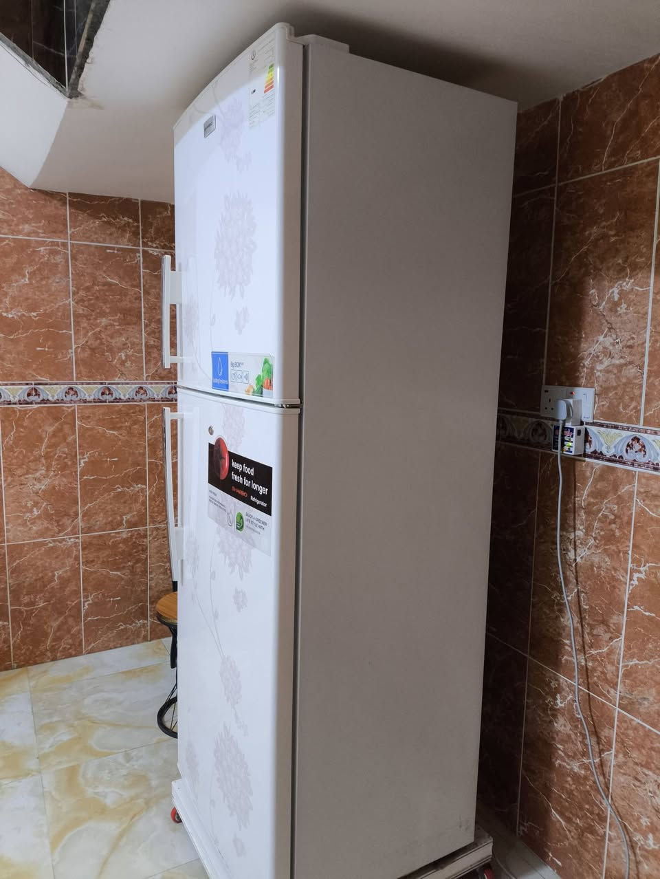 سلام عليكم ثلاجه من نوع SHARBO للبيع ما ناقصهه اي شي كامله مكمله تثليج فول مثل ما واضح بل صوره السعر =300 وبيه مجال حك الجيه 
هاذه رقمي . ***********
