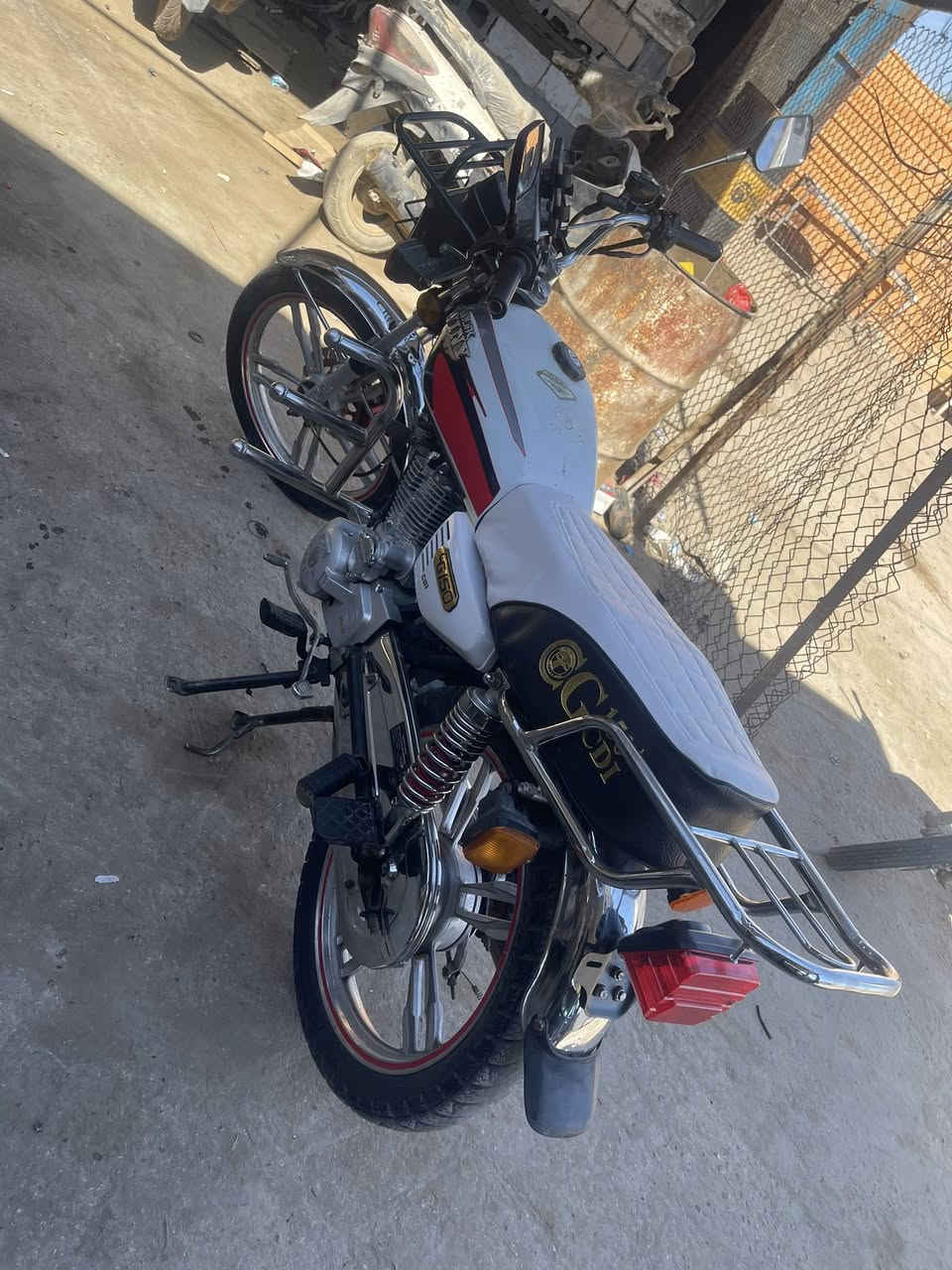 موديل 22 مكمرك جاهز محركه ممفتوح ولا برغي الدراجه كله ممفتوح بيه برغي شغاله جاهزه كلشي شغال بيه السعر 650 وبي مجال مكان رمادي جويبه ***********
