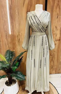 فستان • قياس ٤٤ • لوزن ٧٠