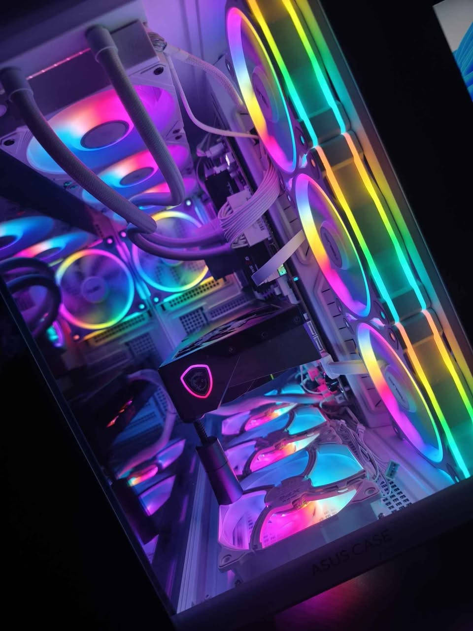 المعالج: AMD Ryzen 7 7800X3D
اللوحة الأم: Gigabyte X870 AORUS ELITE WIFI7 ICE
بطاقة الرسوميات: MSI GeForce RTX 5070 Ti GAMING TRIO OC – ‏16GB
الذاكرة (RAM): G.SKILL Ripjaws S5 DDR5 سعة 32GB (‏2×16GB) بسرعة 6000MHz وتوقيت CL36
التخزين: WD BLACK SN7100 NVMe SSD سعة 500GB ‏PCIe 4.0
مزود الطاقة: Gigabyte AORUS ELITE GP-AE850PM ICE بقدرة 850W شهادة 80+ Full Modular Platinum قابل للفصل بالكامل ويدعم PCIe 5.1
نظام التبريد: GIGABYTE AORUS WATERFORCE II 360 ICE
المعجون الحراري: Thermal Grizzly Kryonaut
مراوح الكيس: XPG Vento ARGB مقاس 120mm
الكيس: ASUS A32 PLUS أبيض (4 مراوح ARGB)
نظام التشغيل: Windows 11 Pro أصلي Key
مزود طاقة احتياطي (UPS): Farber UPSE-24V-1KVA-1PH أونلاين بطاريتان 12V/9AH

تاريخ الشراء 15/12/2025
السعر 4,050,000
سبب البيع ضروف مادية
للتواصل *********** بغداد, العراق
