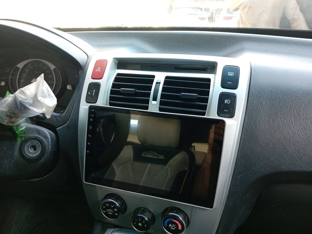 السلام عليكم عندي توكسان 2009 خليجي للبيع او مراوس حسب القناعه مكينه 2000 دوش رقم بغداد الانكليزي السيارة جاهزة وماناقصها كلشي بيها صبغ بسيط شبر بل بنيد شبر جاملغ ونص باب الأيمن غيرهن اني خسارلك السونار  السعر 120 وبيها مجال يرهم تنطي 80 والباقيات قصط أو وعده للاستفسار الاتصال ***********/***********
