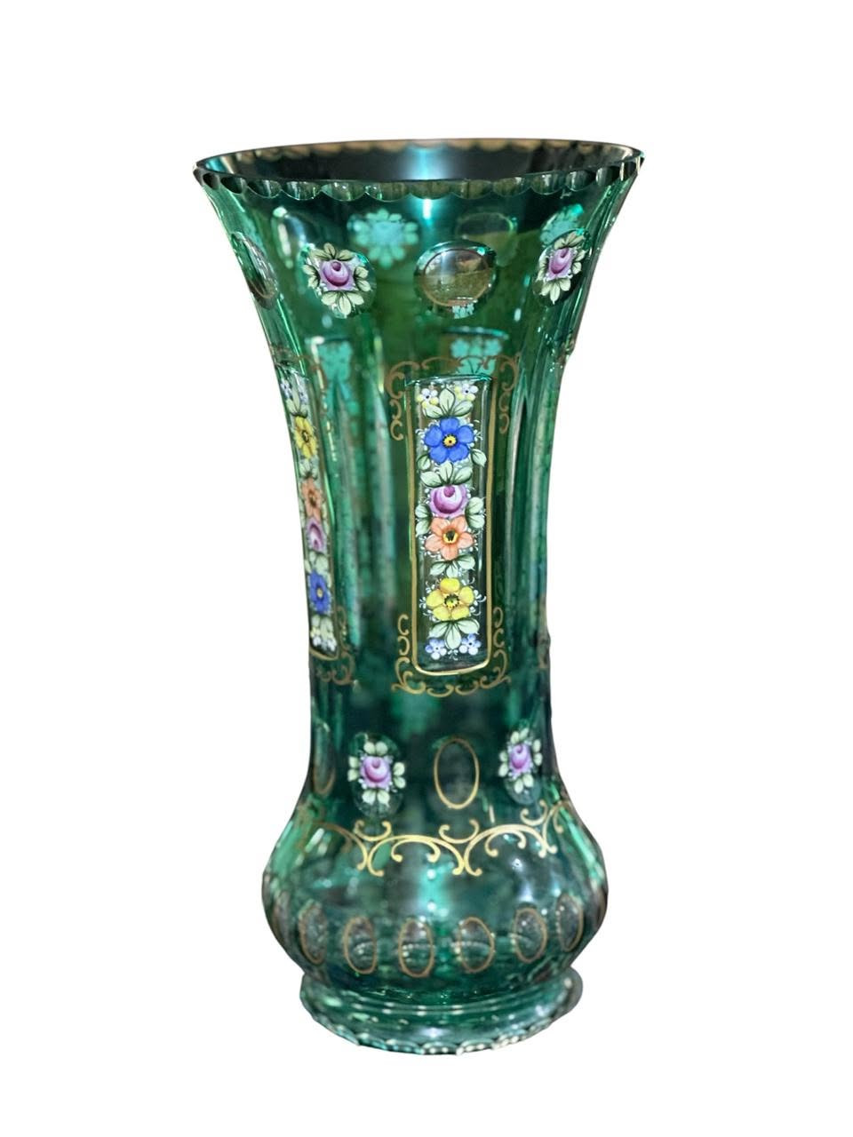 مزهرية كريستال ملون بالأخضر (Emerald Green Overlay Glass) مزخرفة يدويًا بالمينا والذهب، وهي من الطراز البوهيمي (Bohemian) أو التشيكي،
- بدون اي ظرر 
- الارتفاع 35 سم
- العنوان / بغدديمةاد / الكرادة / حي الوحدة شارع سلمان فائق( مجمع بازار انتيكا بغداد  )   
  الطابق الاول  
- يوجد توصيل داخل و خارج العراق 
  للاستفسار اكثر الاتصال لاستفسار اكثر الاتصال 
  *********** 
واتس اب او فايبر او مراسلة الصفحة. See less See less
