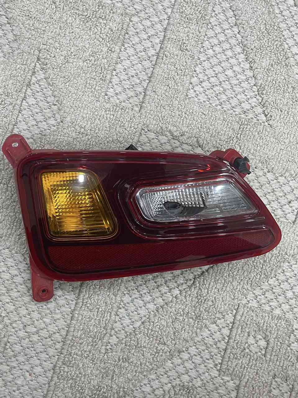 سلام عليكم لايت خلفي مال كونه مديل 18/19/20 بحال جيده بس الزجاجه البيضه مكسوره وكامره ودكمه فتح الصندوك ولايتات الصندوك للستفسار او الاتصال على هذا الرقم ***********
