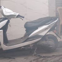 دراجه شحن البيع بطريات نص ونص  السعر ٣٥٠ 07719146394