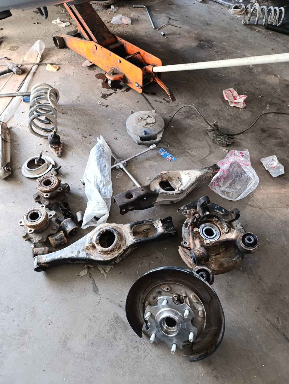 من اعمالنا ..... تبديل قطع غيار صدر باجيرو خلفي
تبديل بولبرنات خلفي
تصفير فلنجات
تبديل دسكات 
تبديل فيت بم
تبديل فلاتر 
صناعه البياع ش السابع
***********
***********
