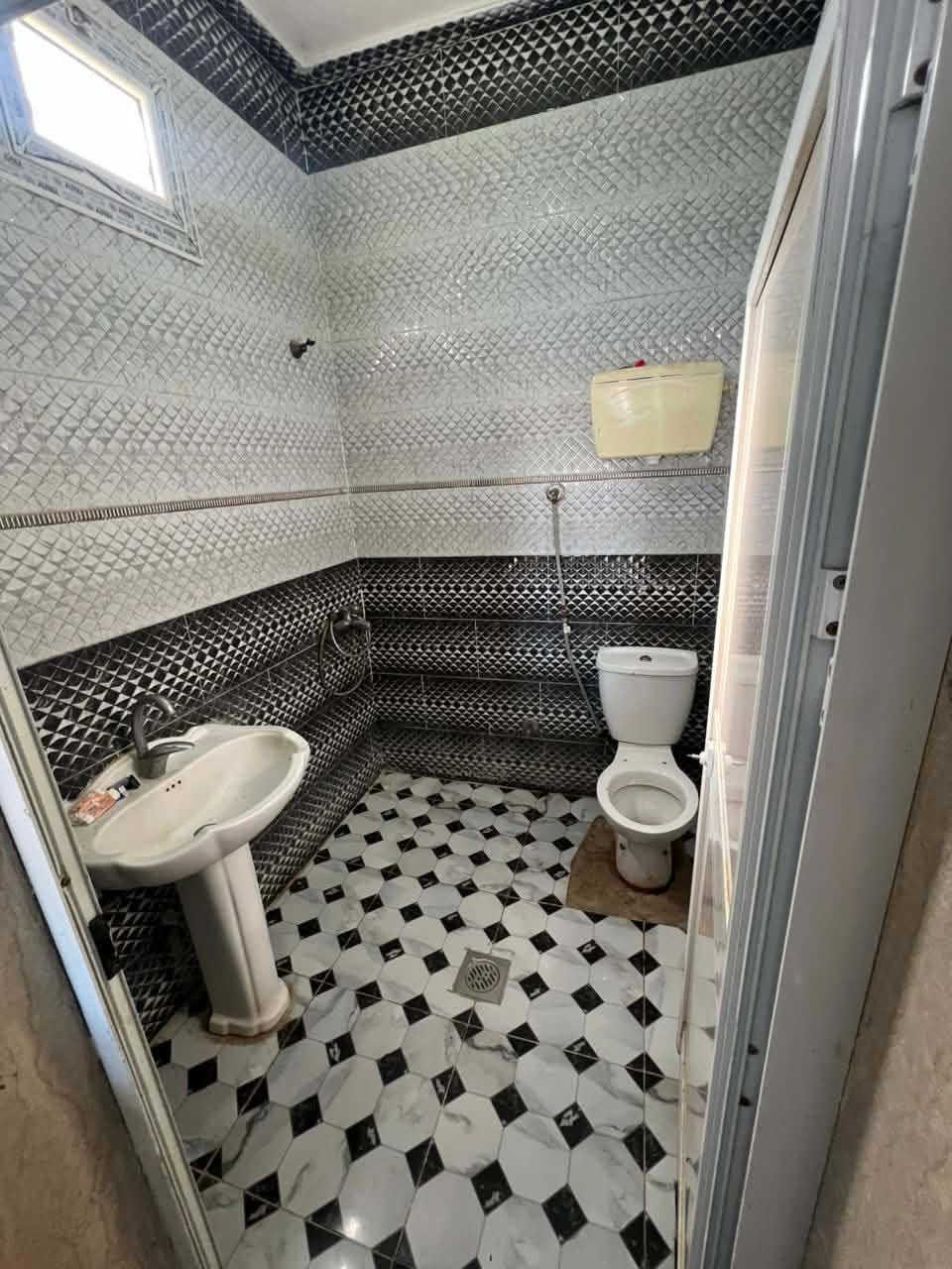 🏡 منزل للبيع 🏡

📍 الموقع: خلف صندوق الضمان طريق البرانيه📌

📐 مساحة الحوش: 20 × 20 متر

🔹 3 غرف.
🔹 صالة كبيرة.
🔹 مطبخ.
🔹 مربوعة.
🔹 2 حمام.
🔹 سور كبير يحيط بالحوش.

✅ موقع مناسب للسكن وقريب من الخدمات.

📞 للاستفسار ومعرفة السعر والتفاصيل، يرجى التواصل على الخاص 

السعر215🔥.


**إذا كنت صاحب هذا الإعلان وتريد حذفه لأي سبب، رجاءا أرسل رسالة إلى الدعم الفني**