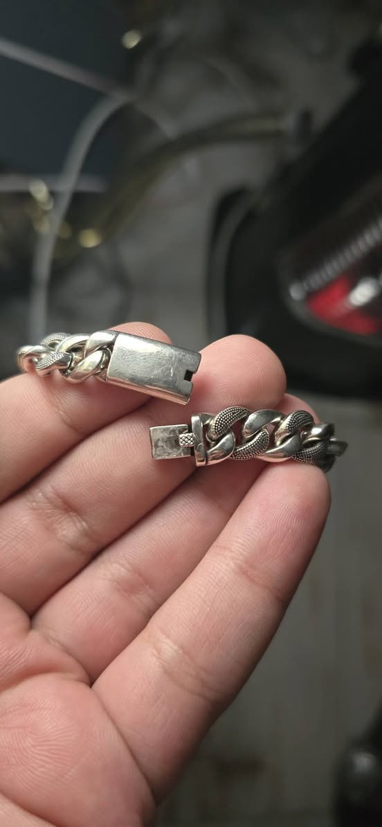 السلام عليكم سوار فضه وزنه ٤٤.١ غرام السعر ١٥٠ يوجد توصيل ***********
