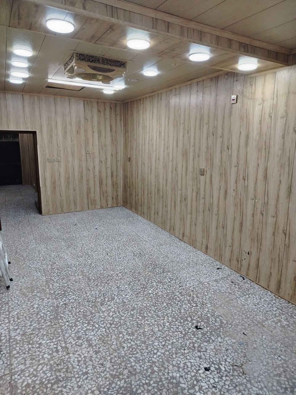 السلام عليكم. 
بيت للبيع 150 متر 7.5 ×20 في بغداد منطقة حي الفرات قرب مطار بغداد زقاق 18 قرب مدرسة الطبري بظهر جامع  الفرات مباشرتا اول قطعة بضهر الجامع  أرقى مكان بحي الفرات
بناء قديم بس ترميم جديد يحتوي على صالة مطبخ حمام عدد 2 وغرفة نوم عدد3 الأرضي 2 نوم والطابق الثاني 1 نوم  وطرمة كبيره  
للأستفسار الاتصال *********** متوفر واتساب
