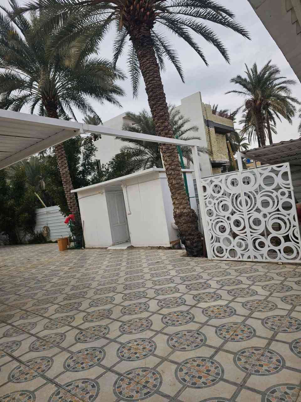 قطعه بمساحة 535 متر سند  25 اقرار محكمه تحتوي ع دار استراحه بسعر 245 ع طريق السيده زينب عمود 67 قرب اسالة الماء للاستفسار ***********
