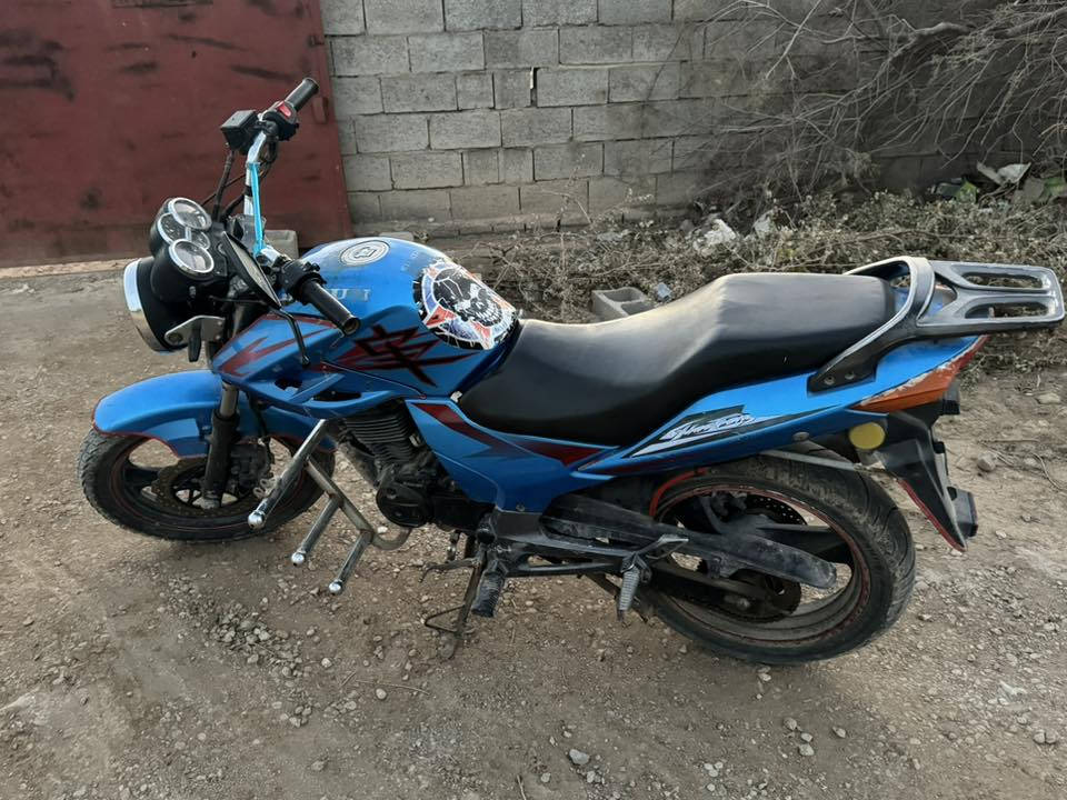 كلها شغالة بس عداد السرعة يرادلة بس ١٥الف يصلح
محرك ممفتوح بس بي شوي تبخير اول متشتغل بس معلي شي
اوراق 
مديل ١٦
***********
