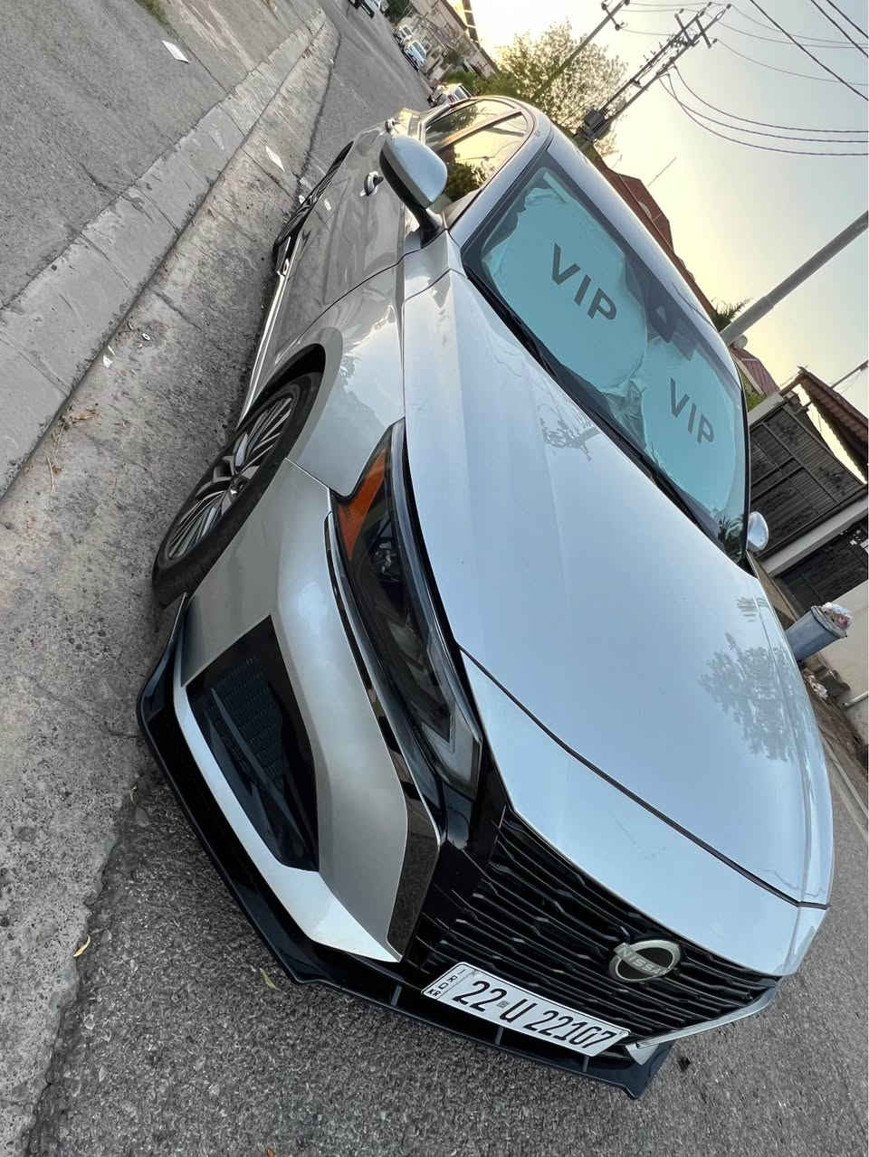NISSAN ALTIMA 2023_SV 
السعر 145 مجال جيه إذا شراي
سنويه جديد 2030 بسمي شرط تحويل مباشر 
هزة جديد 2027
السياره بيها ثلاث قطع صبغ نص بونيد جاملغات امامي
رقم شاصي 1N4BL4DV2PN338015
السياره عنوان اربيل للاستفسار واتساب ***********
مواصفات السياره 👇

⚙️ الأداء والمحرك
* نوع المحرك: 4 أسطوانات (تنفس طبيعي) بسعة 2.5 لتر.
* القوة الحصانية: 188 حصاناً.
* عزم الدوران: 244 نيوتن متر.
* ناقل الحركة: أوتوماتيكي ذكي من نوع CVT بـ 7 سرعات وهمية.
* نظام الدفع: دفع أمامي (FWD) بشكل قياسي.
* سعة خزان الوقود: 61 لتر. [1, 2]

‎📺 المقصورة والترفيه
* الشاشة الترفيهية: شاشة لمسية جديدة كلياً مقاس 12.3 بوصة (أو 8 بوصة حسب الوكيل الإقليمي).
* الاتصال الذكي: دعم لاسلكي لنظامي Apple CarPlay و Android Auto.
* الشحن اللاسلكي: يتوفر شاحن لاسلكي للهواتف الذكية في الكونسول الوسطي..
* التكييف: مكيف هواء أوتوماتيكي ثنائي المناطق.
* التشغيل: تشغيل المحرك عن بعد مع زر تشغيل وإيقاف المحرك الذكي. [1, 2, 3]

‎🛡️ الأمان وأنظمة المساعدة (ProPILOT)
* الفرملة الطارئة: نظام الفرملة الطارئة الذكي مع خاصية استشعار المشاة.
* النقاط العمياء: نظام التحذير من النقاط العمياء (Blind Spot Warning).
* تحديد المسار: نظام التحذير ومنع الخروج عن المسار.
* الرادار الخلفي: حساسات خلفية للمساعدة على الركن مع كاميرا رؤية خلفية.
* الوسائد الهوائية: وسائد هوائية أمامية، جانبية، وستائرية لحماية الركاب. [1, 2, 3]

‎🚘 التصميم الخارجي
* الواجهة: شبك أمامي محدث بتصميم V-Motion الجديد كلياً لموديل 2023.
* الإضاءة: مصابيح أمامية ونهارية بتكنولوجيا LED.
* العجلات: جنوط ألمنيوم مقاس 17 بوصة (وتصل إلى 19 بوصة في بعض الأسواق المضاف إليها حزمة ProPILOT) أربيل, العراق
