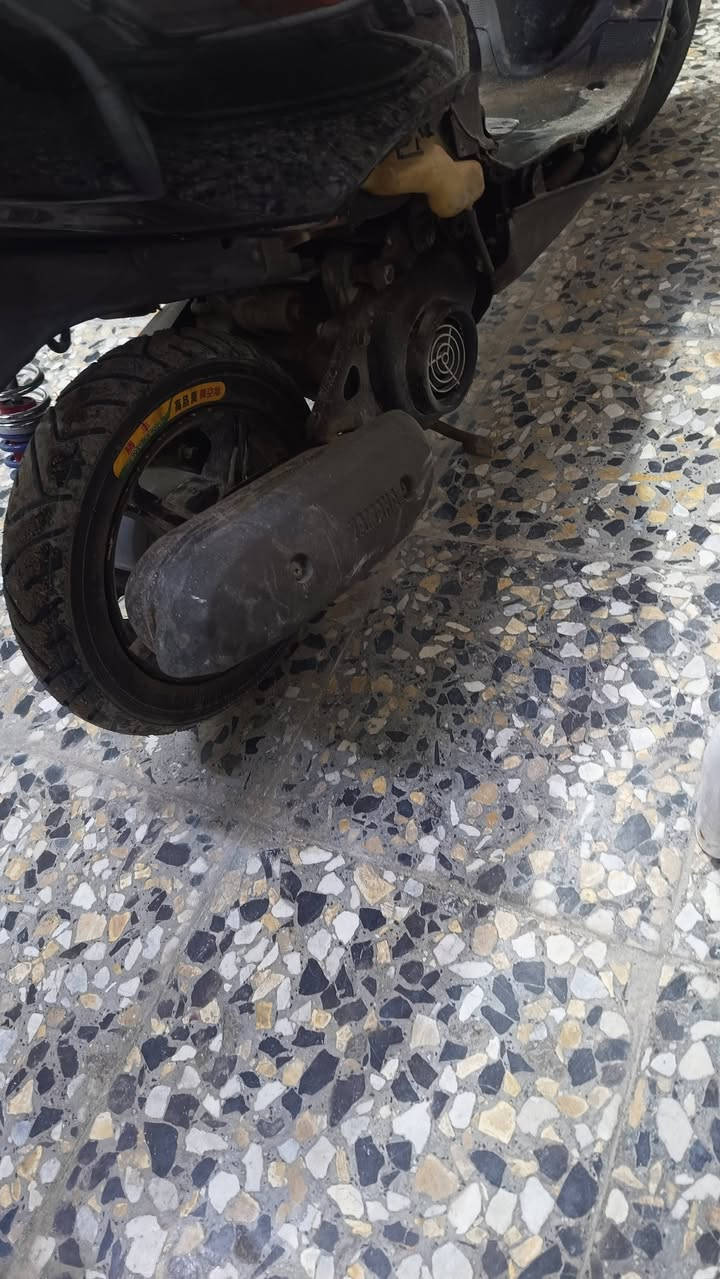 السلام عليكم
دراجة عصفورية للبيع السعر 150
تاير خلفي جديد قبل 3 أيام شادة 
دبل خلفي جديد 
صلنصا جديدة 
كهربائيات شغالة 
سلف هندر 
الكابريته مالتها تعبانة يحتاجلها وحدة جديدة 
ابيع كوم حديد 

مكاني الغزالية 
***********
