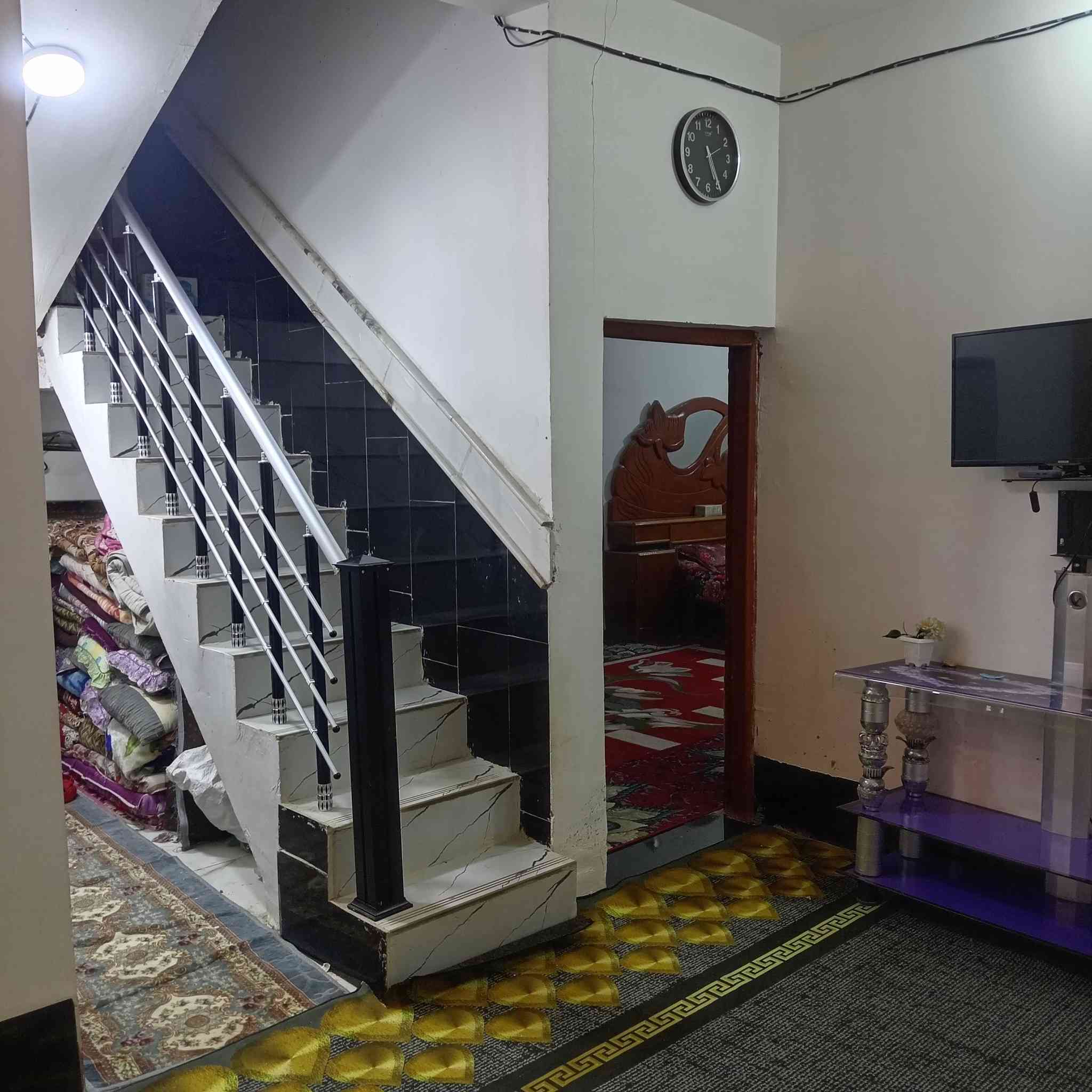 السلام عليكم ورحمة الله وبركاته بيت للبيع ١٧٣ متر مع اثاث البيت نظيف كلش بي غرفه وصاله ومطبخ قرب مدرسه فيصل دلول واستقبال وصحيات  وساحه جبيره ***********
