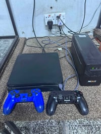 بلي 4 ذاكره 500 اون لاين نظيف ممفتوح  جوستيكات ثنين  واقرص ثنين جيتي و...