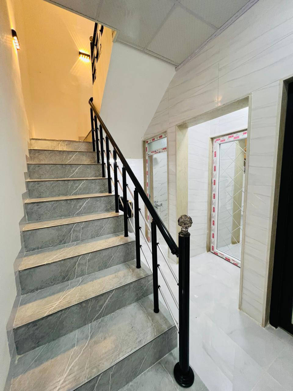 � دار للبيع – حي الملايين الاولى قرب فلل العناز
• المساحة: 120 متر ➖ واجهه 9 متر اتجاه قبله
• خدمات كامله ماء وكهرباء وتبليط
🔹 المواصفات :
• بناء حديث وراقي ونضام دكتات وسبالات وكامرات
• الطابق الأول: غرفتين نوم + صالة + استقبال + صحيات
• الطابق الثاني: ثلاث غرف نوم + صالة + صحيات
• سند زراعي ملك صرف بستان
للاستفسار والتفاصيل الاتصال .
#مكتب_انوار_الموصل_للعقار
***********
***********
