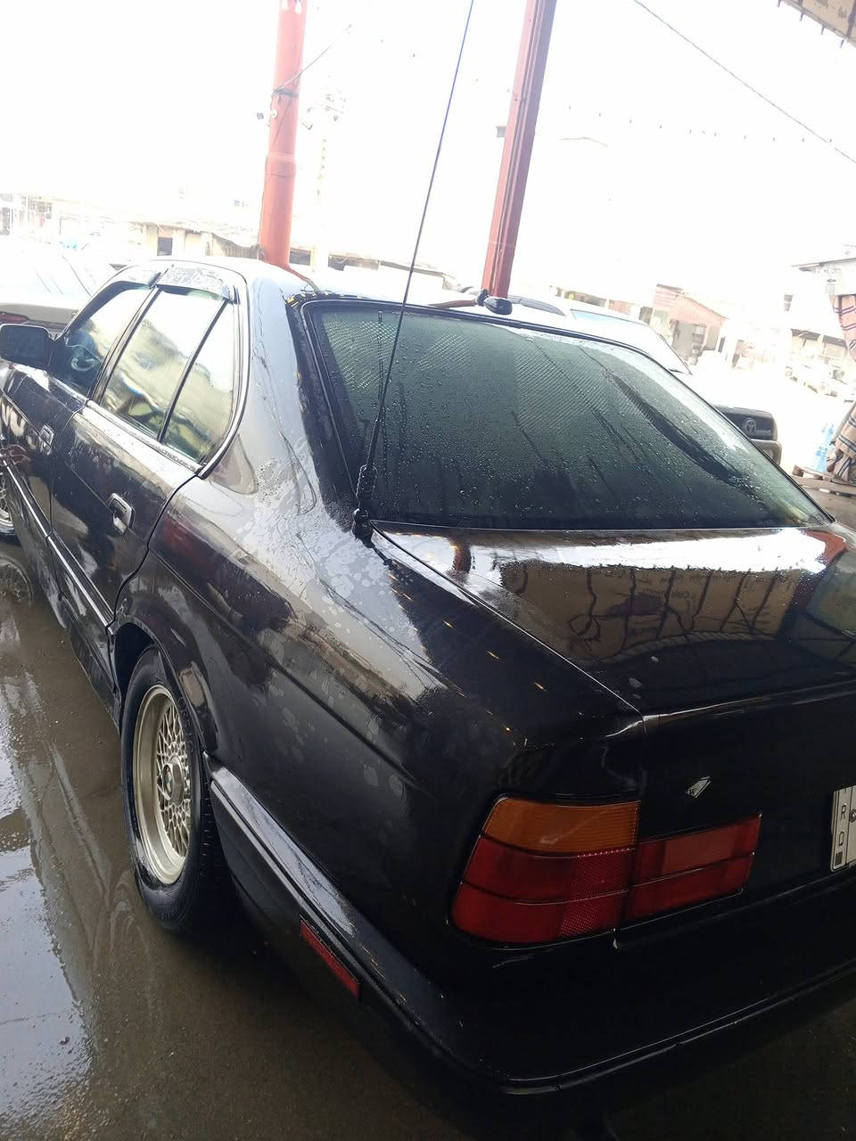 ​🏁 للبيع: BMW كلاسيك (هيبة اللون الأسود) 🏁
فرصة لعشاق التميز.. سيارة بوقفة ملكية وأوراق جاهزة تماماً.
​📝 مواصفات السيارة:
​الموديل: 1990.
​اللون: أسود ملكي فخم.
​الرقم: رقم مميز (لوحة إنجليزية جديدة).
​الموقف القانوني: السنوية مجددة وصالحة لغاية 2030 (جاهزة للتحويل مباشرة).
​🛠 حالة السيارة (للأمانة):
​السيارة متينة ميكانيكياً وبوقفة خارجية ممتازة، وتحتاج فقط إلى تجديد "غرفة" (تنجيد داخلي) لتكتمل أناقتها، وتحديداً:
​بطانات الأبواب.
​تنجيد السقف.
​(فرصة للمشتري أن يختار لون ونوع الجلد الذي يفضله على ذوقه الخاص).
​💰 السعر:
​42,000 ورقه (قابل للتفاوض البسيط للصادقين).
​✨ مميزات إضافية:
​بدلاً من شراء سيارة بمشاكل قانونية، هذه السيارة تريحك من "دوخة" المرور والتحويل، وأوراقها سليمة لسنوات طويلة قادمة. كل ما تحتاجه هو لمسة داخلية بسيطة وتصبح سيارة استعراض.
​📞 للتواصل والاستفسار:
[***********]
📍 الموقع:[قريب من دهوك]
