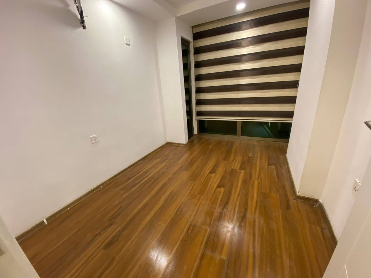 شقه للايجار للبيع منطقه الذهبيه اربيل
مجمع لايف تاور 
ثلاث غرفه وصاله 
٣+١
سعر ٤٥٠$
الاستفسار على واتساب ***********
