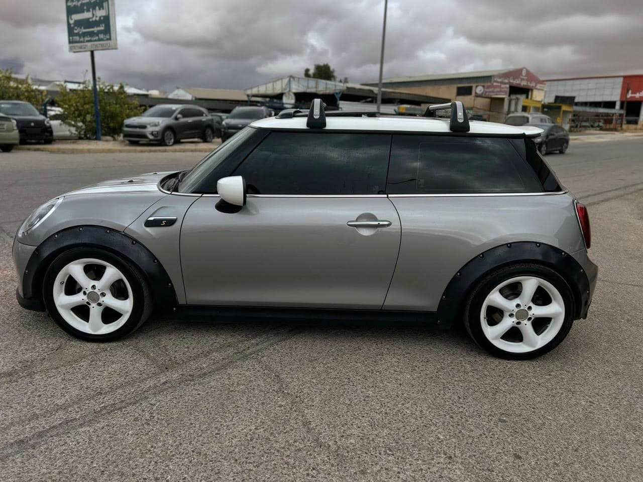 Mini Cooper 
سيارة موديل 2023 
فول فول موصفات 
كهرباء السيارة شحن 
سيارة كلش حلوة ونظيفة 
سعرها هم كلش زين الي يحب 
يتواصل ويايه 
*********** بغداد, العراق
