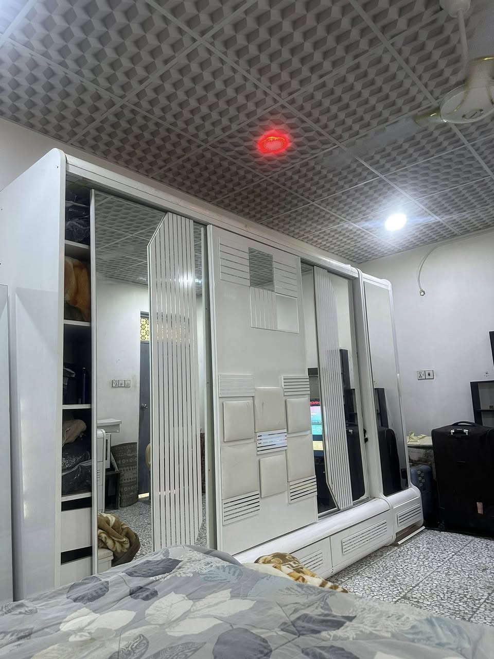 سلام عليكم غرفة للبيع 7قطع تركية سعرها 400وبيها مجال قليل مكاني نجف
***********
