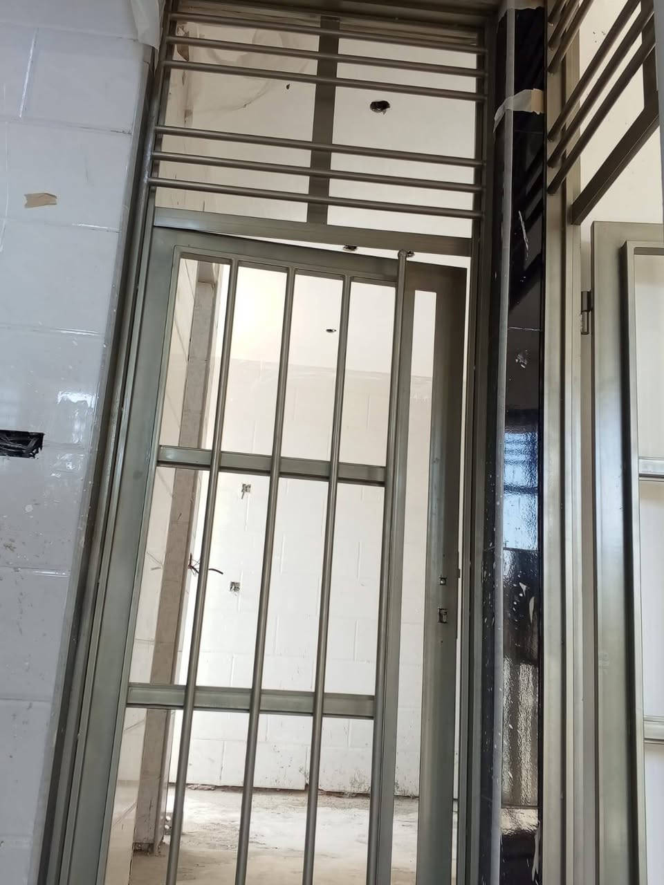 سلام عليكم صباغ باب شباك سياج محجر اي شي نشتغل 
وكذالك صبغ البيت من الداخل جميع الغرف شغل نظيف واسعار مناسبه اخوكم الصباغ ابو علي  ( نزار )
الاستفسار رقم الهاتف 
( ‏‪***********‬‏ )
