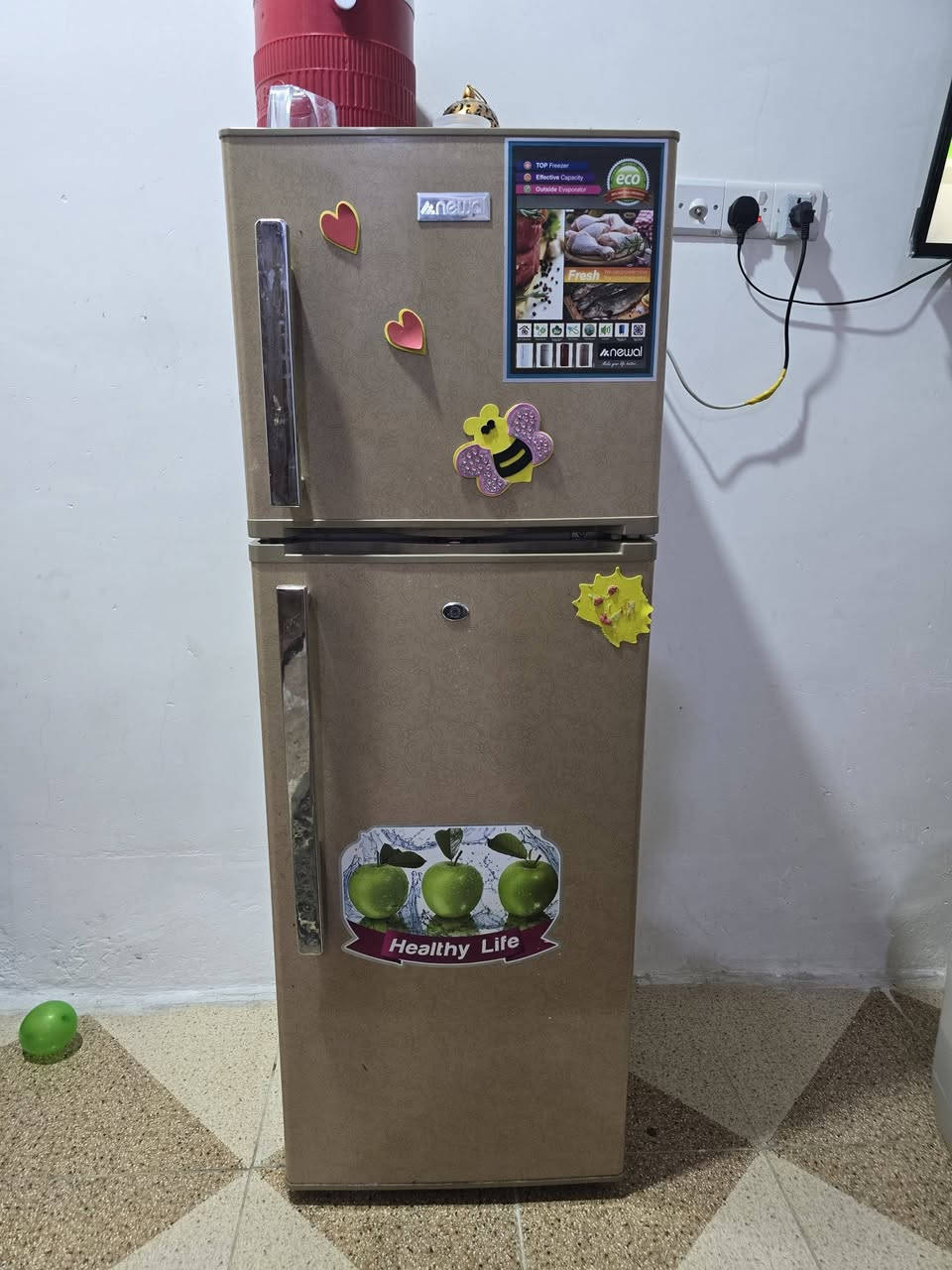 للبيع ثلاجه  نوال ما مصلحه سعرها ٢٠٠ مكاني الطوبه والنخيله للتوااصل على الرقم ***********
