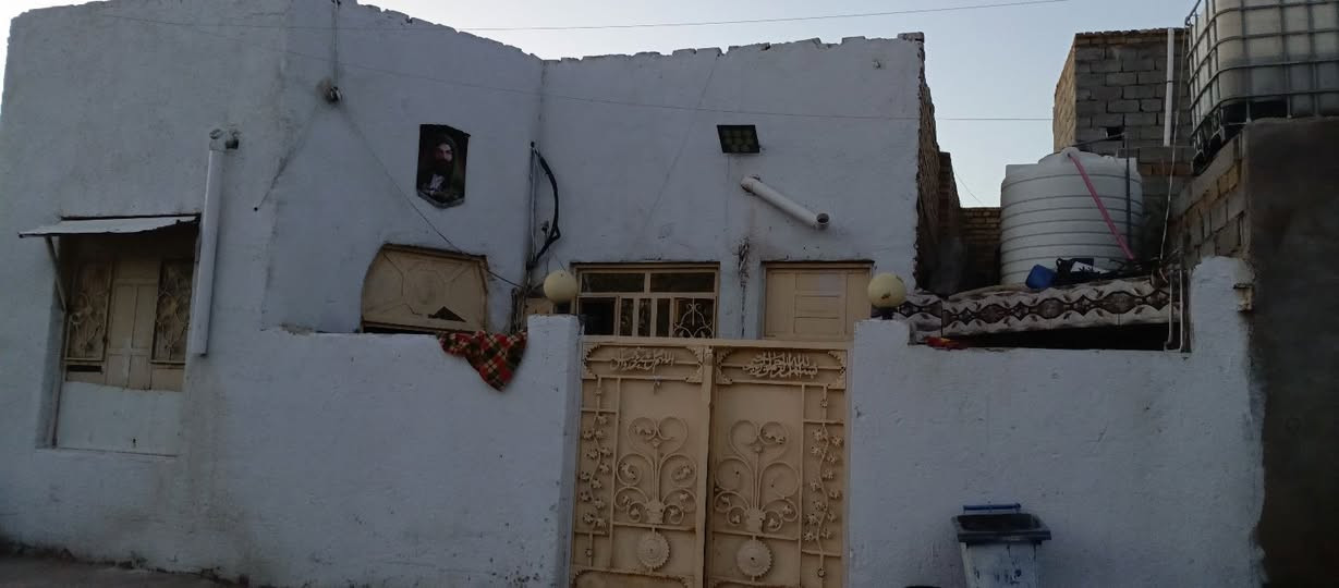 يا الله سلام عليكم  بيت في منطقه حي حسن
قرب مدرسه الجنتين 
اول فرع ثاني فرع 
بيت مساحه 150
1ثنين غرف 
2صحيات 
3مطبخ   
4صال طولانيه
5 مع ديونيه
بيت كلش مرتب 
 من سيراميك من كربلاء  من مياه
يعني كلش متعوب عليه
وسعر خاص  وهذه رقمي ***********
وبخدمت شراء  يجي شوف بعينه وقتنع  واني بخدمته ما كلك بسعر شوف بيت وكلك بسعره
