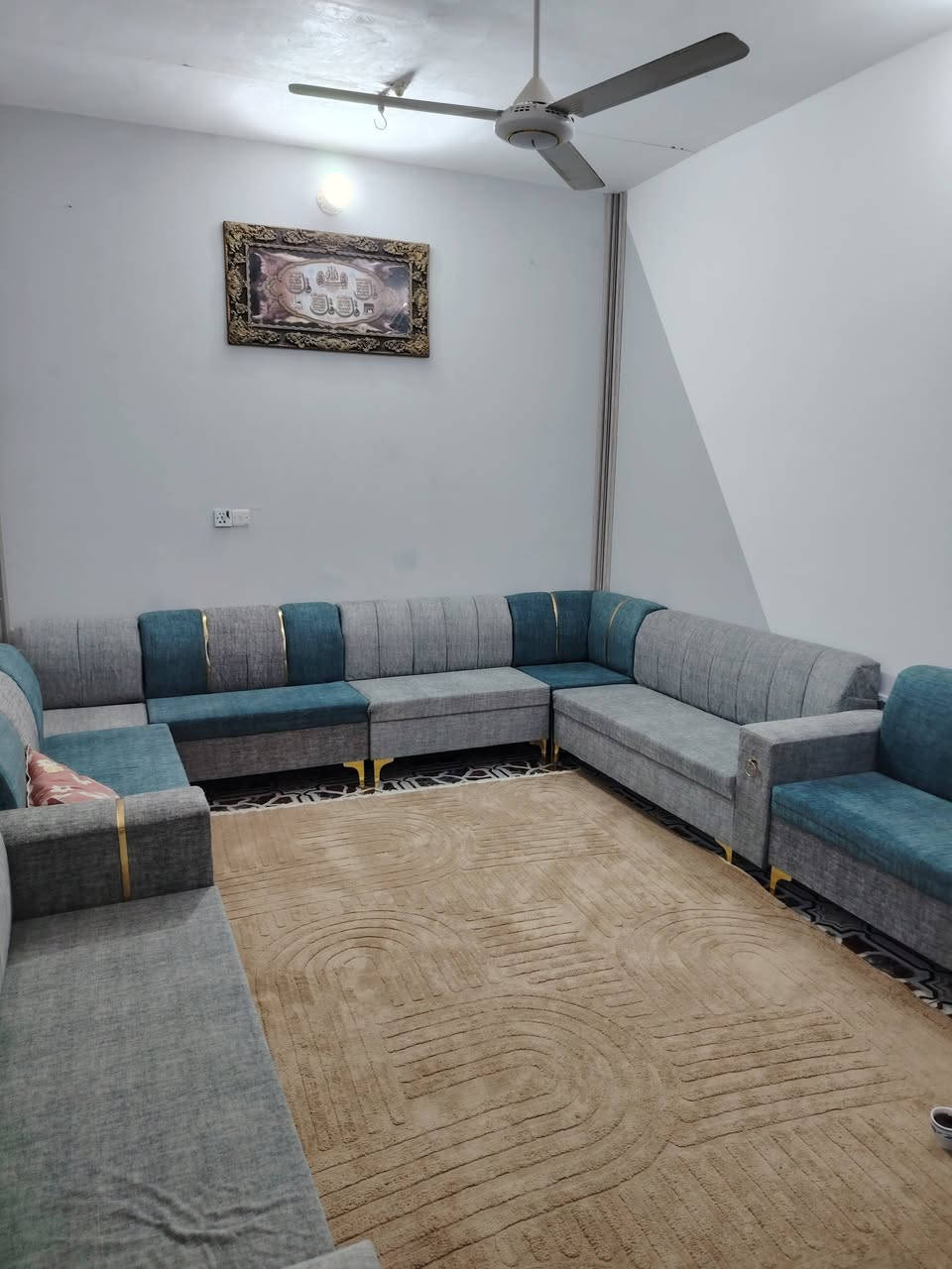 السلام عليكم بيت للبيع طابو 100م امامي طابقين 
كل الخدمات متوفره تبليط ورصيف ومجاري ومي وكهرباء ونت ضوئي 
المكان تضحيه قرب مدرسة قبضة الهدى 
واعدادية السلام 
يتكون البناء من طابقين الاول ديوانه وصاله وغرفه ومطبخ وصحيات 
والطابق الثاني صاله وغرفتين 2 وصحيات وصطح 
البناء الطابق الاول طابوگ وعگاده  والطابق الثاني فرمستون 
بناء الطابق الاول سنة 2018 والطابق الثاني 2023
للتواصل ***********
