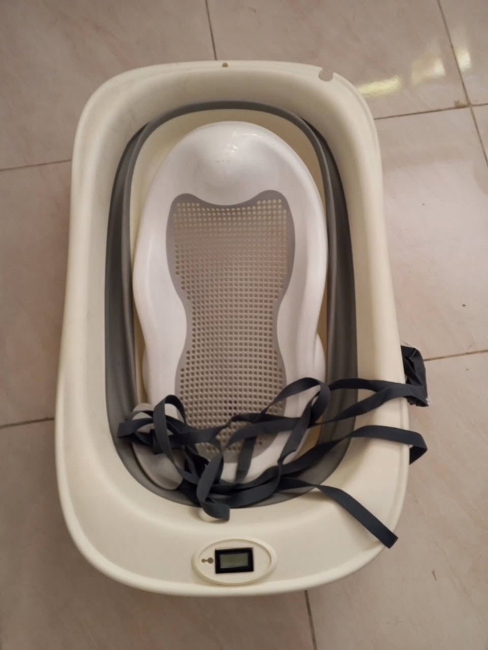 سلام عليكم
غراض  اطفال بعدهم جديدات ممستعملات ونضيفات للبيع كلهن شيلة وحدة  ب 140 الف 
***********
