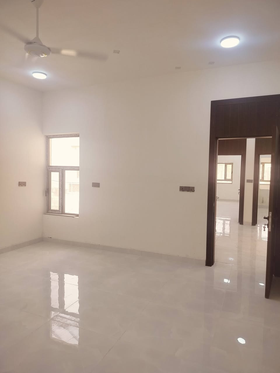 بيت للبيع الشمشوميه 
المساحة 150م الواجهه 7.5م طابقين ونص الواجهه مرمر
بمواصفات ممتازه
البناء حديث درجة اولى 5غرف منام وصاله واستقبال ومطبخ وصحيات كراج للسيارة 
عنوان المكتب 
شارع 14 تموز مقابل مطعم السوري 
***********
