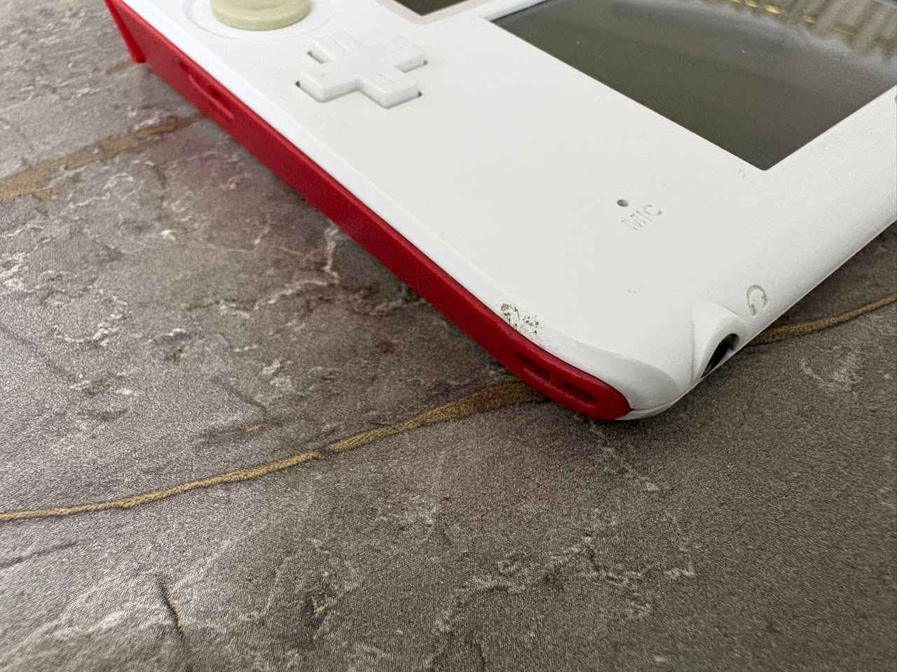 سلام عليكم،
Nintendo 2ds

 جهاز مهكر وبيه جميع برامج التهكير والالعاب(اي لعبة تعجبك تكدر تنزله من البرنامج الموجود بيه باسم Hshop)

جهاز مستعمل 

نظافة 85%

يأتي مع شاحنة

مساحة 32gb

السعر: ١٠٠ الف وبيه مجال بسيط

المشاكل:

1-زر الsleep button عطلانة تحتاج فقط تبديل

2-شخوط بسيطة جدا مثل ما موضح بالصورة

3-لا يأتي مع قلم

للطلب او الاستفسار اكتبلي تعليق او راسلني خاص

يوجد توصيل جميع ‏محافظات￼ العراق


**إذا كنت صاحب هذا الإعلان وتريد حذفه لأي سبب، رجاءا أرسل رسالة إلى الدعم الفني**