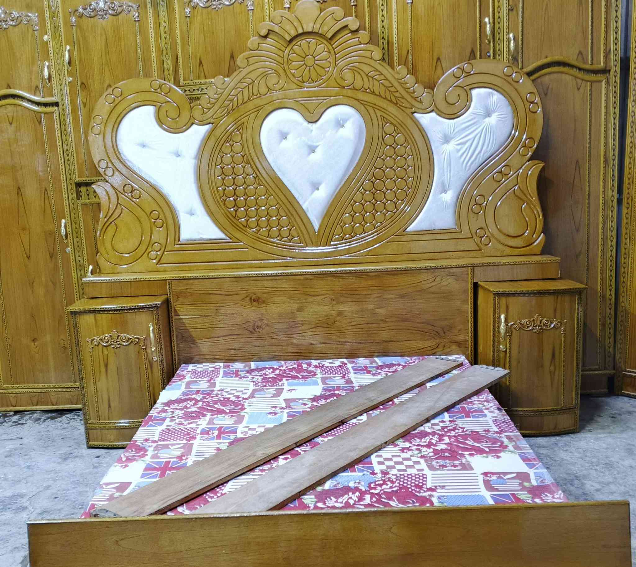 غرفة نوم مستخدمه صاج  اخت جديده مقوسه زاويه بعلو الكنتور وعرضه جربايه دوشمه تصميم تركي شغل عراقي ضهر كنتور ضب براغي جرجوبه  تخته بلويد اسود ومن جوه سيوره و6رجلين اضافه الى طبله ميز توليت العنوان بغداد موبايل ***********لدينا خدمة توصيل بكروه
