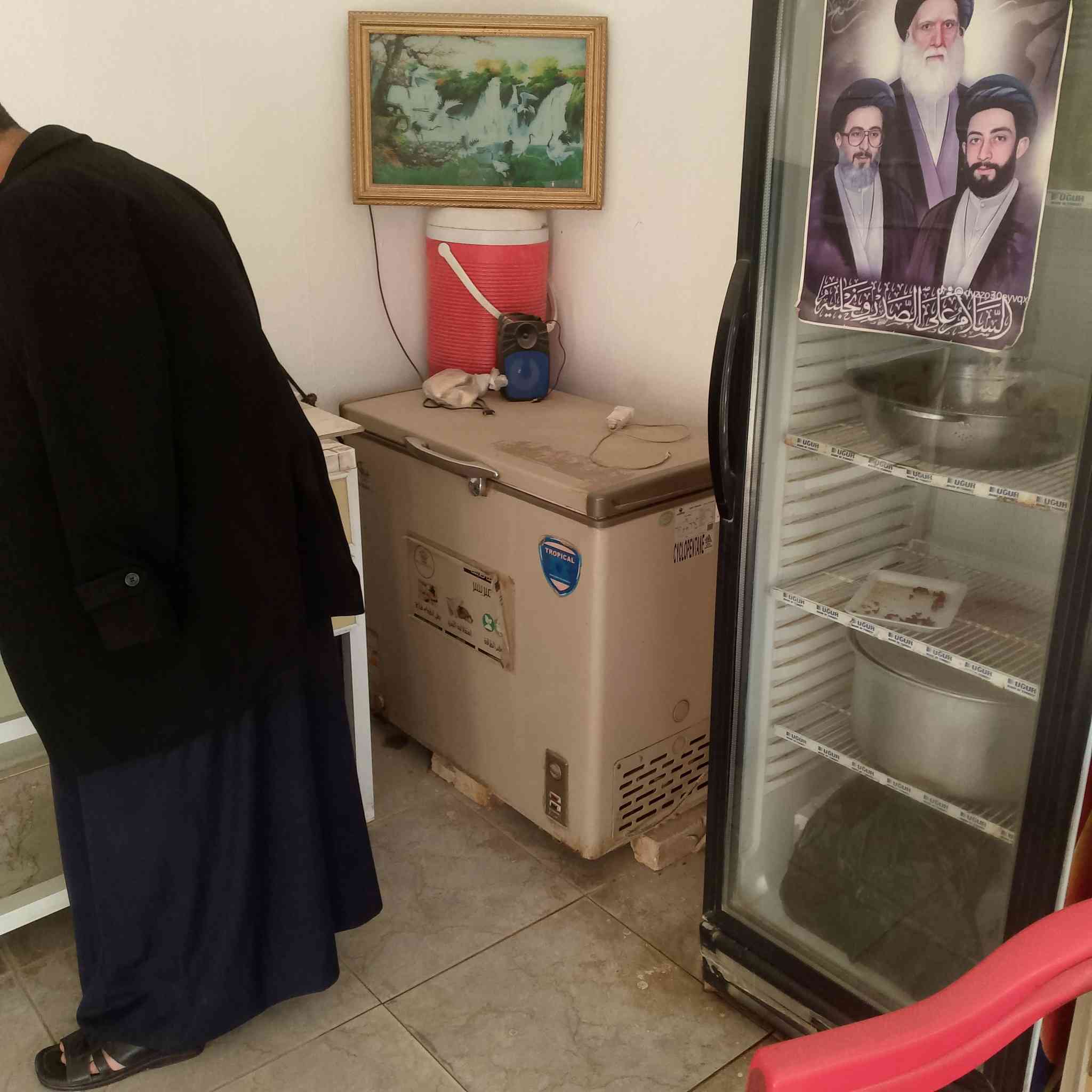 السلام عليكم غراض محل دجاج. للبيع كامل مابي اي نقص لاستفسار عله الرقم ***********
