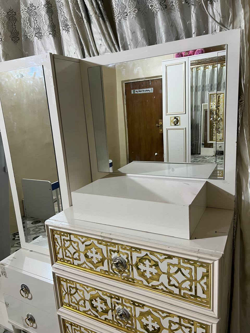 سلام عليكم عندي غرفه نوم تركيه مستخدمه نضيفه للبيع تتكون من ٨ قطع للتواصل على الواتس اب ***********
